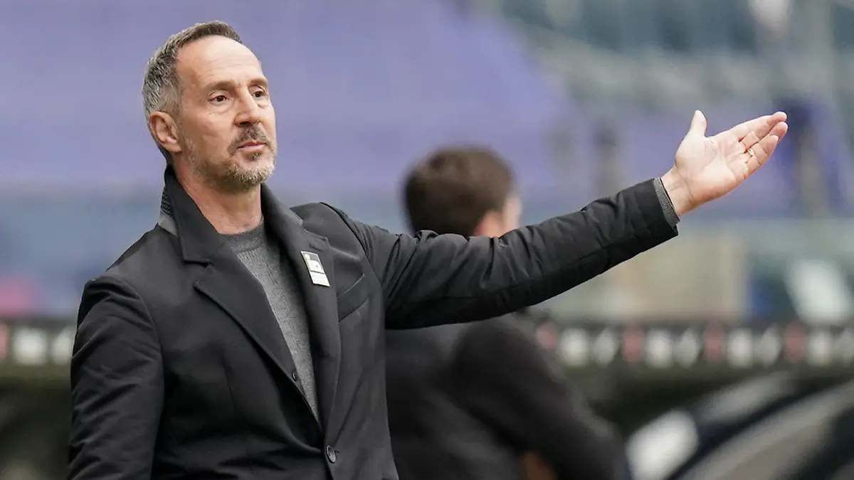 10.04.2021, Hessen, Frankfurt/M.: Fußball: Bundesliga, Eintracht Frankfurt - VfL Wolfsburg, 28. Spieltag im Deutsche Bank Park. Frankfurts Trainer Adolf "Adi" Hütter WICHTIGER HINWEIS: Gemäß den Vorgaben der DFL Deutsche Fußball Liga bzw. des DFB Deutscher Fußball-Bund ist es untersagt, in dem Stadion und/oder vom Spiel angefertigte Fotoaufnahmen in Form von Sequenzbildern und/oder videoähnlichen Fotostrecken zu verwerten bzw. verwerten zu lassen. Foto: Thomas Frey/dpa +++ dpa-Bildfunk +++