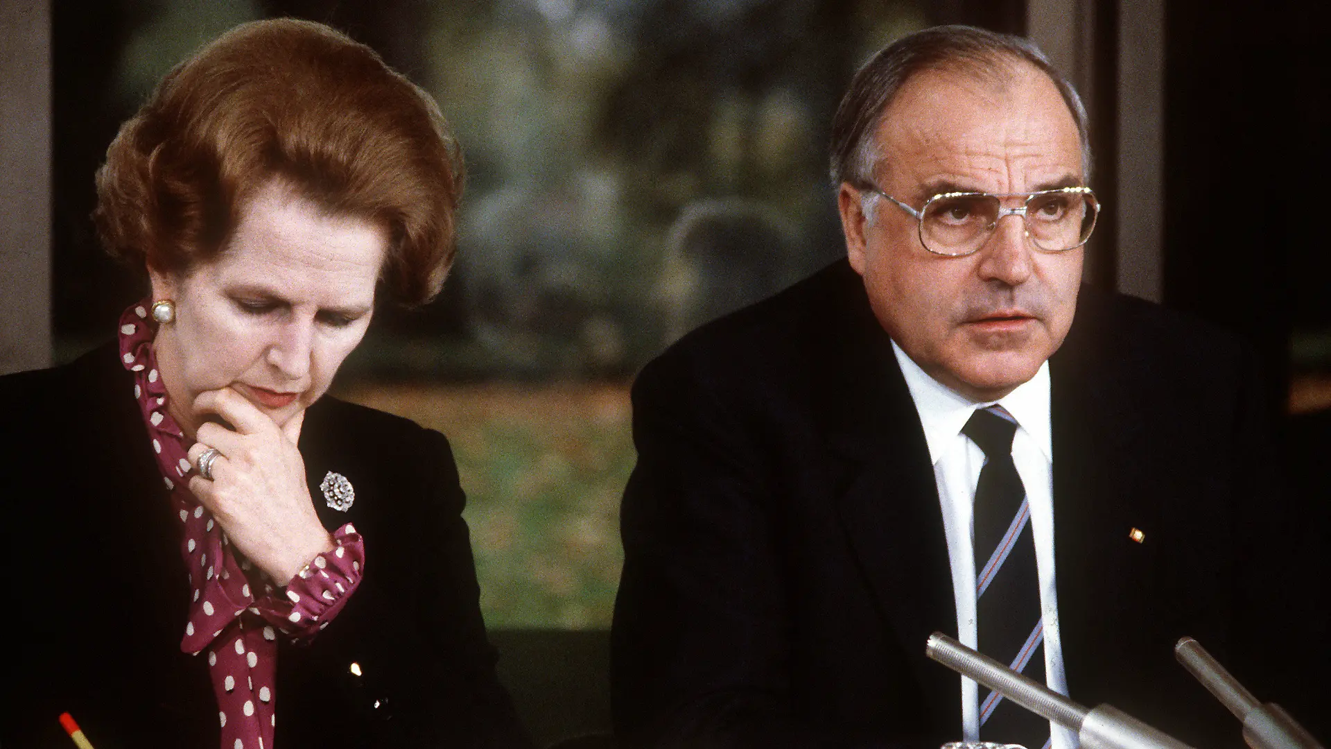 ARCHIV - Bundeskanzler Helmut Kohl mit der britischen Premierministerin Margaret Thatcher während einer Pressekonferenz am 29.10.1982 in Bonn. Foto: Egon Steiner/dpa (zu: "«SPON»: Kohl wollte laut Geheimpapieren Hälfte der Türken loswerden" vom 01.08.2013) +++(c) dpa - Bildfunk+++