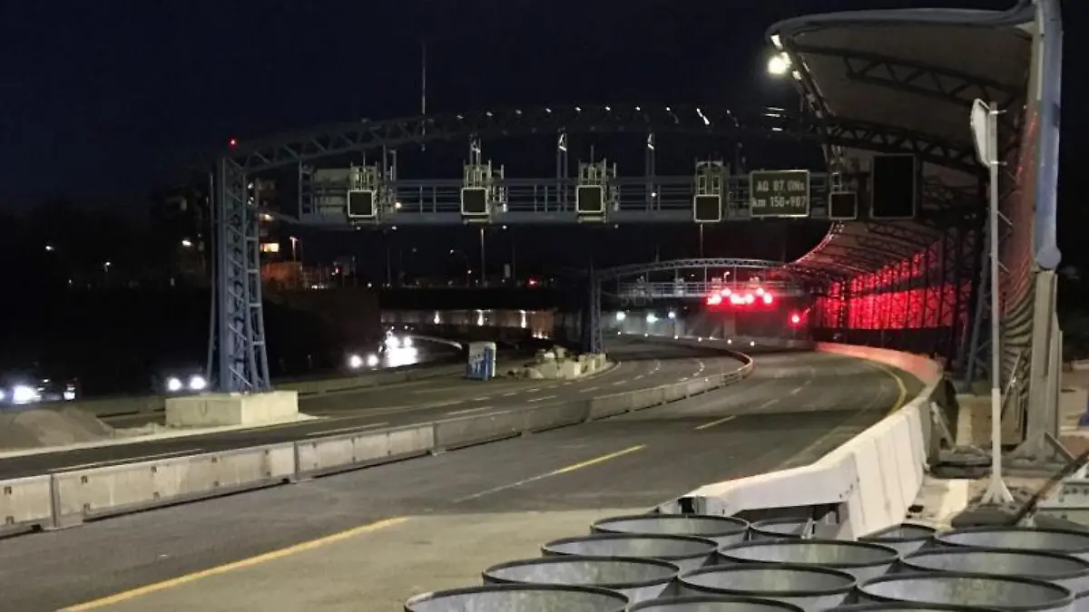 Gesperrte Autobahn A7 vor Stellinger Lärmschutztunnel