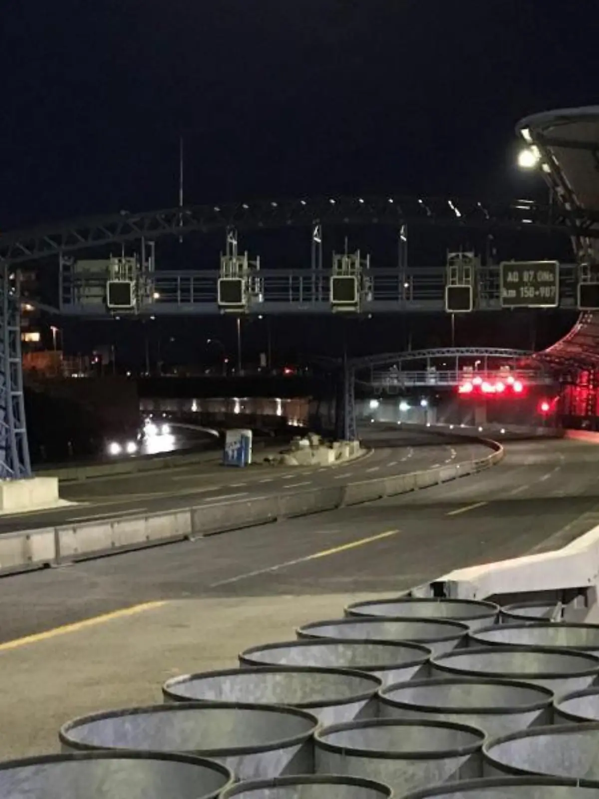 Gesperrte Autobahn A7 vor Stellinger Lärmschutztunnel