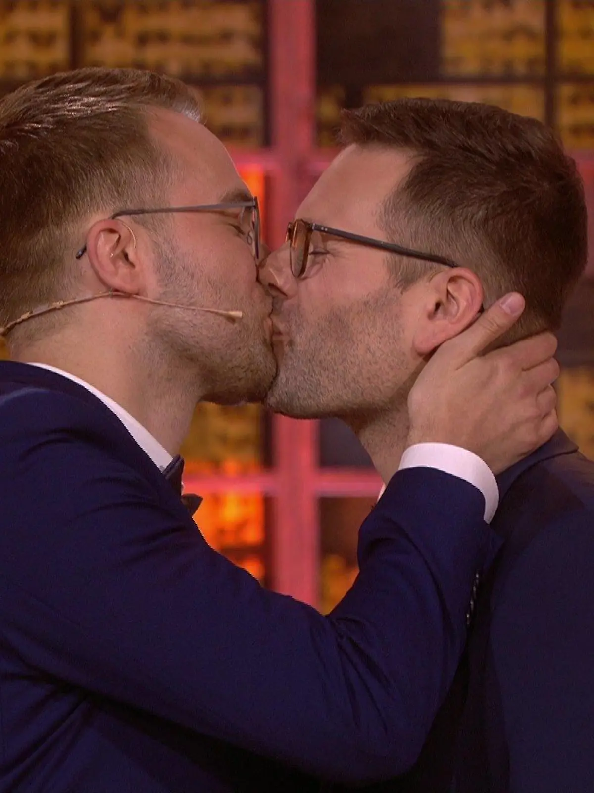 Gänsehaut-Moment bei "Denn sie wissen nicht, was passiert!": Die beiden Simons sind endlich verheiratet.