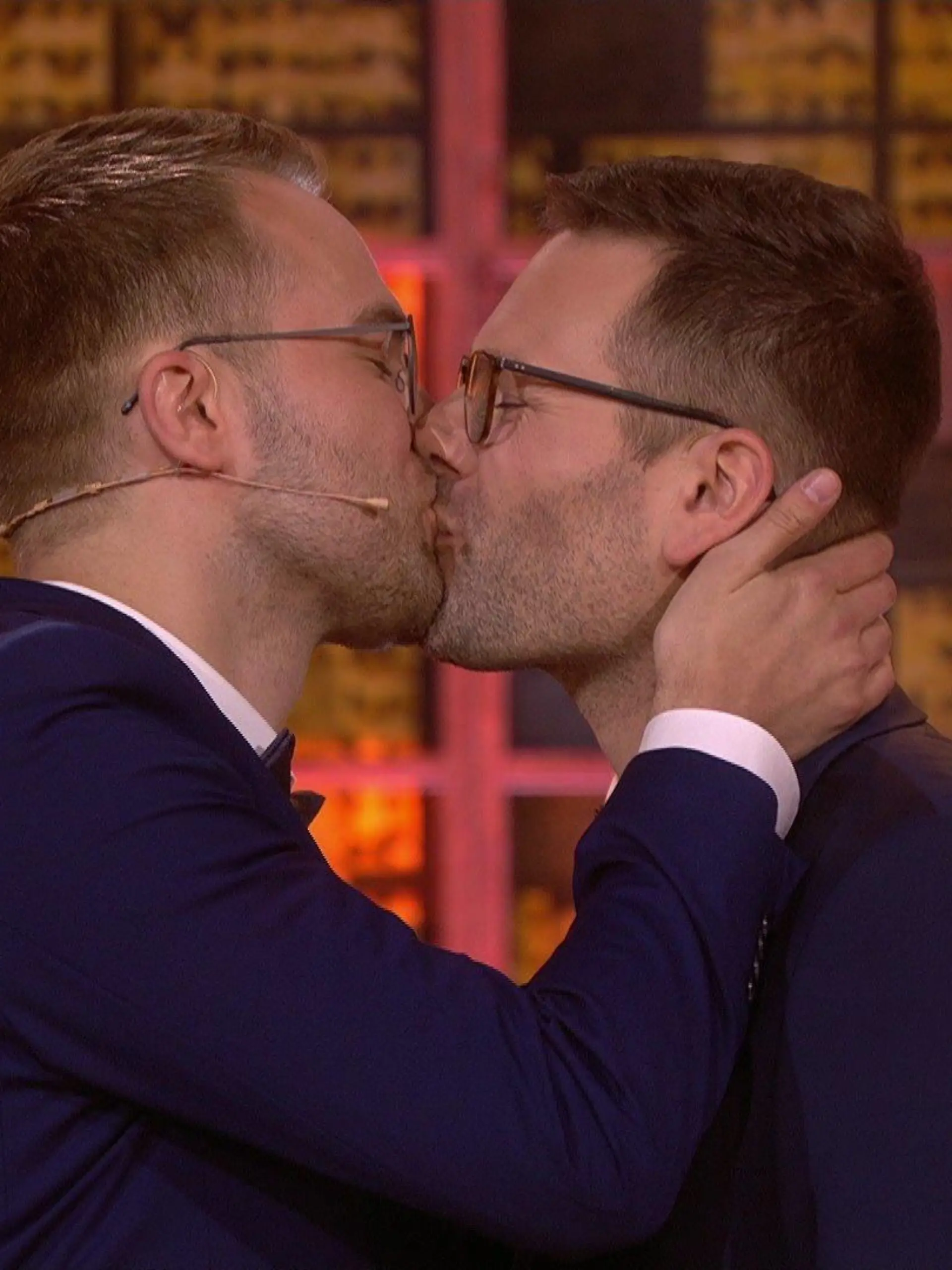 Gänsehaut-Moment bei "Denn sie wissen nicht, was passiert!": Die beiden Simons sind endlich verheiratet.