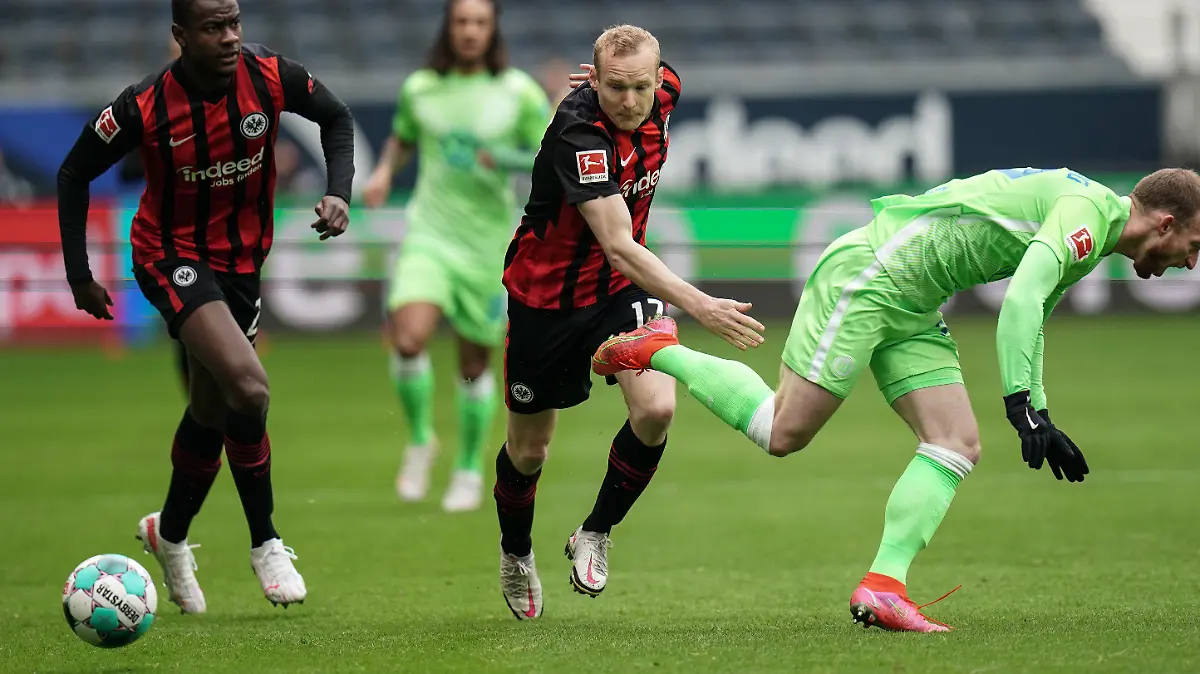 10.04.2021, Hessen, Frankfurt/M.: Fußball: Bundesliga, Eintracht Frankfurt - VfL Wolfsburg, 28. Spieltag im Deutsche Bank Park. Frankfurts Abwehrspieler Evan Ndicka (l-r), Frankfurts Mittelfeldspieler Sebastian Rode und Wolfsburgs Mittelfeldspieler Maximilian Arnold. WICHTIGER HINWEIS: Gemäß den Vorgaben der DFL Deutsche Fußball Liga bzw. des DFB Deutscher Fußball-Bund ist es untersagt, in dem Stadion und/oder vom Spiel angefertigte Fotoaufnahmen in Form von Sequenzbildern und/oder videoähnlichen Fotostrecken zu verwerten bzw. verwerten zu lassen. Foto: Thomas Frey/dpa +++ dpa-Bildfunk +++