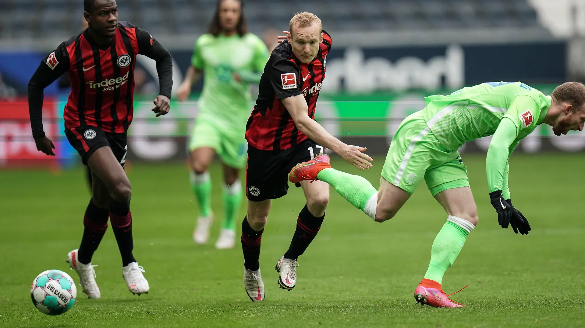 10.04.2021, Hessen, Frankfurt/M.: Fußball: Bundesliga, Eintracht Frankfurt - VfL Wolfsburg, 28. Spieltag im Deutsche Bank Park. Frankfurts Abwehrspieler Evan Ndicka (l-r), Frankfurts Mittelfeldspieler Sebastian Rode und Wolfsburgs Mittelfeldspieler Maximilian Arnold. WICHTIGER HINWEIS: Gemäß den Vorgaben der DFL Deutsche Fußball Liga bzw. des DFB Deutscher Fußball-Bund ist es untersagt, in dem Stadion und/oder vom Spiel angefertigte Fotoaufnahmen in Form von Sequenzbildern und/oder videoähnlichen Fotostrecken zu verwerten bzw. verwerten zu lassen. Foto: Thomas Frey/dpa +++ dpa-Bildfunk +++