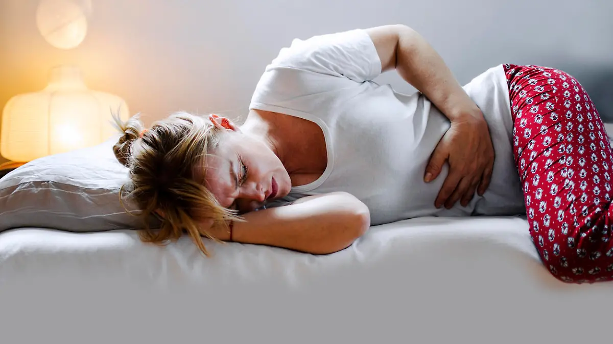 Magenkrämpfe, Blähungen und Bauchschmerzen können Symptome einer Endometriose sein.