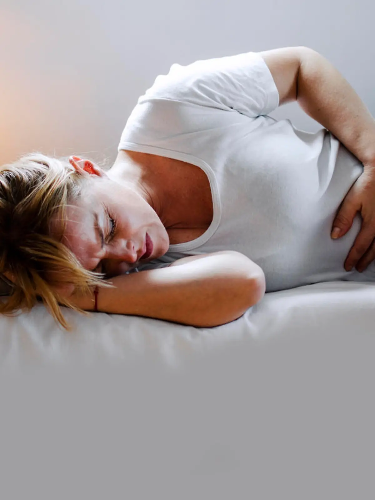Magenkrämpfe, Blähungen und Bauchschmerzen können Symptome einer Endometriose sein.