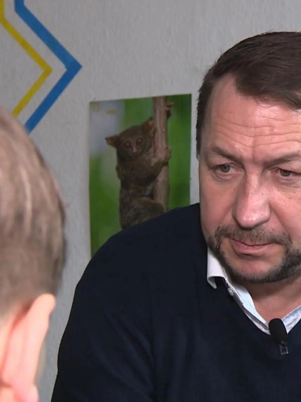 Über ein Computerspiel nimmt ein offensichtlicher Pädophiler Kontakt zu einem 9jährigeren auf, er soll ihm Nacktfotos schicken. Der verweigert das, gibt aber die Adresse der Familie weiter. Unser Reporter findet den Täter: Der ist 16!