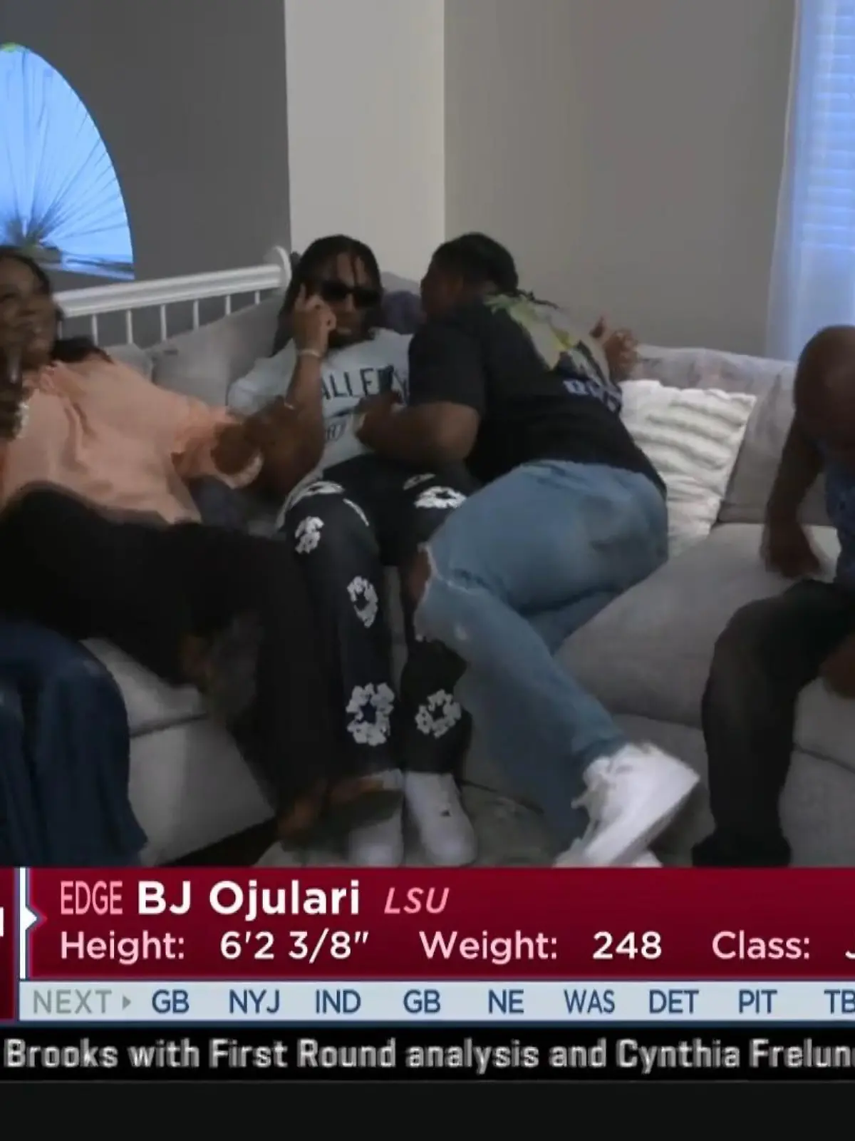 Bj Ojulari wird von den Arizona Cardinals als Nummer 41 gepickt - während seine Familie auf der heimischen Couch komplett ausrastet, ist der Gedraftete der ruhigste der ganzen Familie. Ist der mit seinem neuen Team etwa unzufrieden?