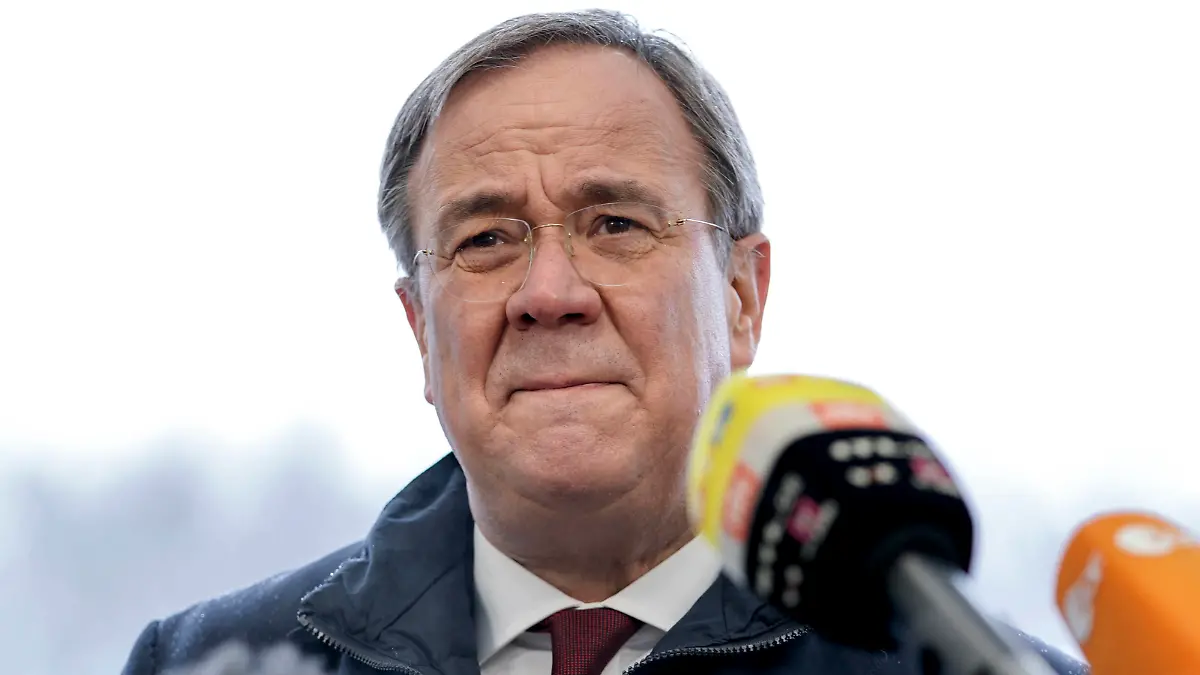 Armin Laschet Besuch der Drive-in-Impfstation in Schwelm Aktuell,07.04.2021, Schwelm, NRW Ministerpraesident Armin Laschet im Portrait bei seinem Statement zur aktuellen Lage im Nachgang des Besuchs in der Drive-in-Impfstation in Schwelm Schwelm Nordrhein-Westfalen Deutschland *** Armin Laschet visit of the Drive in vaccination station in Schwelm Aktuell,07 04 2021, Schwelm, NRW State President Armin Laschet in portrait during his statement on the current situation following the visit to the Drive in vaccination station in Schwelm Schwelm North Rhine-Westphalia Germany