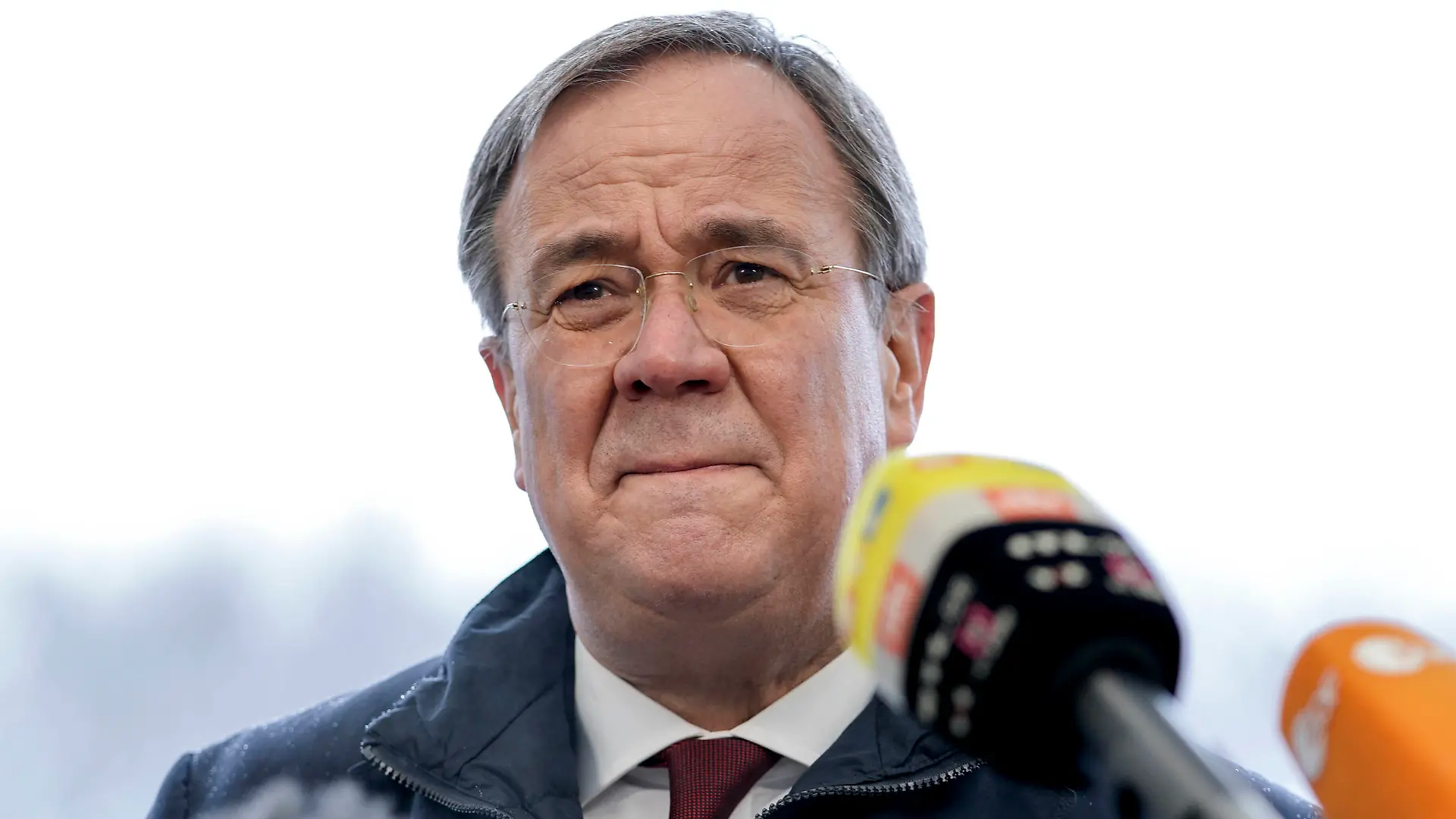 Armin Laschet Besuch der Drive-in-Impfstation in Schwelm Aktuell,07.04.2021, Schwelm, NRW Ministerpraesident Armin Laschet im Portrait bei seinem Statement zur aktuellen Lage im Nachgang des Besuchs in der Drive-in-Impfstation in Schwelm Schwelm Nordrhein-Westfalen Deutschland *** Armin Laschet visit of the Drive in vaccination station in Schwelm Aktuell,07 04 2021, Schwelm, NRW State President Armin Laschet in portrait during his statement on the current situation following the visit to the Drive in vaccination station in Schwelm Schwelm North Rhine-Westphalia Germany