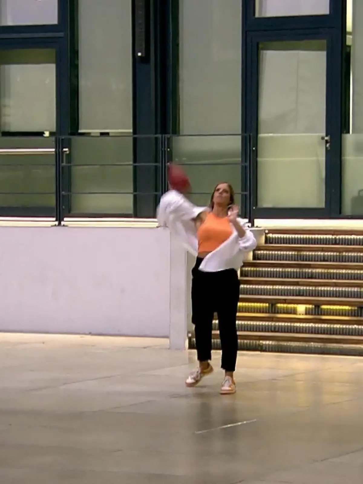 Aus fast 30 Metern den Football in einem Mülleimer zu versenken? Kein Problem für RTL-Gast Mona Stevens, die mal eben kurz aus dem Studio geht und den Pigskin im nächstgelegenen Behältnis unterbringt.