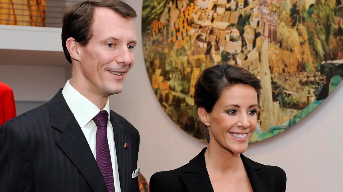 epa02990592 Danish Prince Joachim (L) and his wife Princess Marie (R) smile as they visit the Wild Swans Exhibition in Tokyo, Japan, 03 November 2011. The exhibition presents artworks by Queen Margrethe II based on the fairytale written in 1838 by Danish author Hans Christian Andersen. Prince Joachim and Princess Marie are currently on a six-day visit to Japan. EPA/FRANCK ROBICHON