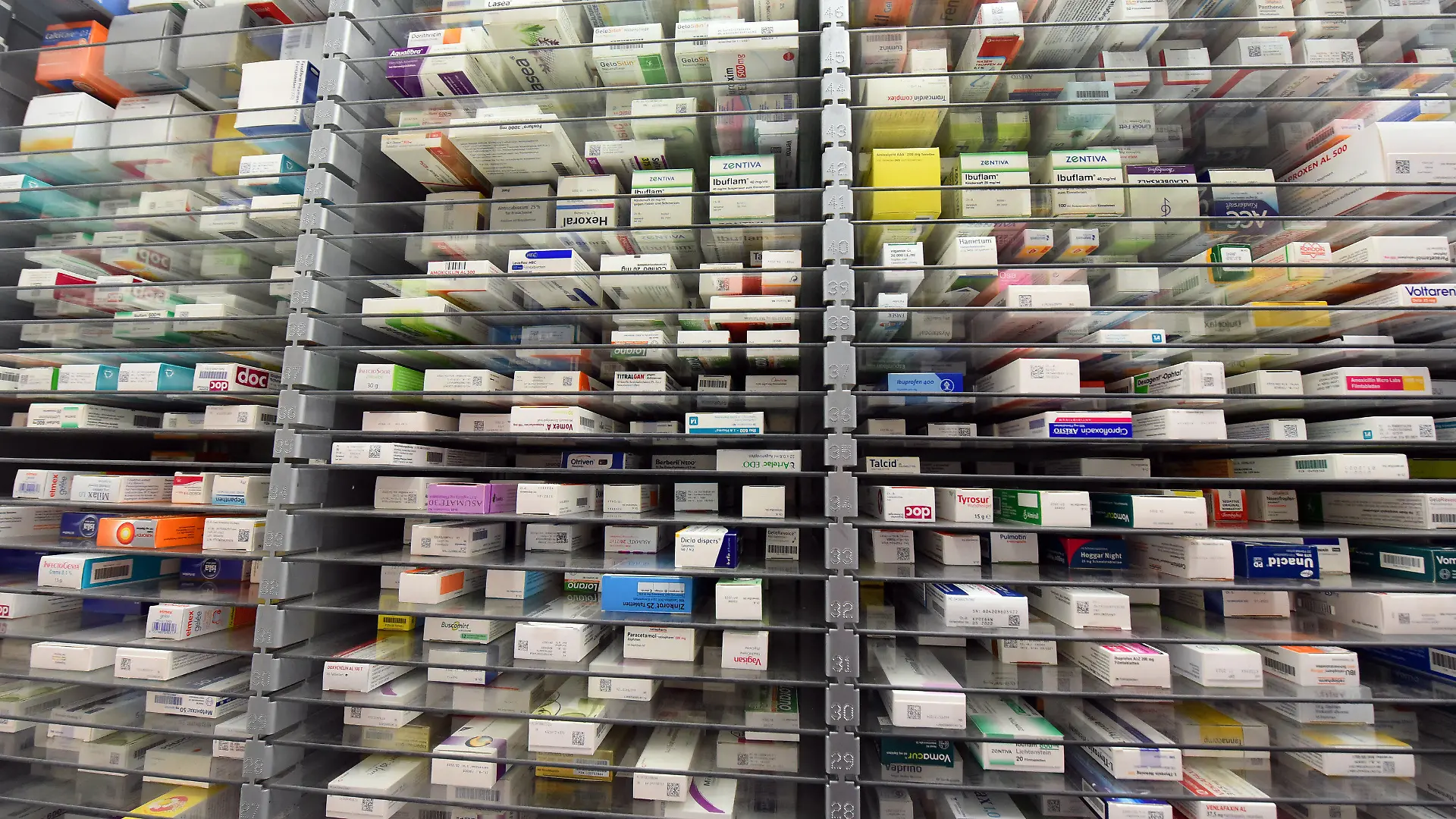 ILLUSTRATION - 06.03.2020, Sachsen, Leipzig: Medikamente liegen im Lager einer Apotheke. Viele Medikamente wie etwa Fiebersäfte für Kinder oder Hustenblocker sind in Berliner Apotheken im April nach wie vor schwer zu bekommen. (zu dpa «Berliner Apotheker-Verein: Viele Medikamente nach wie vor knapp») Foto: Waltraud Grubitzsch/dpa +++ dpa-Bildfunk +++