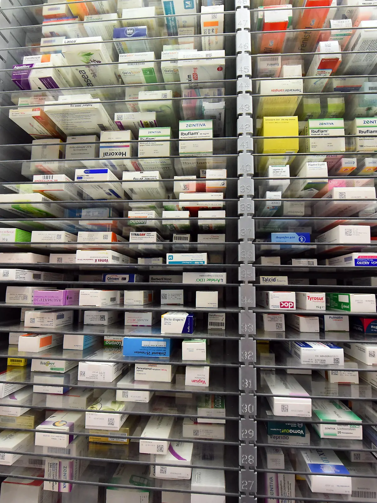 ILLUSTRATION - 06.03.2020, Sachsen, Leipzig: Medikamente liegen im Lager einer Apotheke. Viele Medikamente wie etwa Fiebersäfte für Kinder oder Hustenblocker sind in Berliner Apotheken im April nach wie vor schwer zu bekommen.     (zu dpa «Berliner Apotheker-Verein: Viele Medikamente nach wie vor knapp») Foto: Waltraud Grubitzsch/dpa +++ dpa-Bildfunk +++