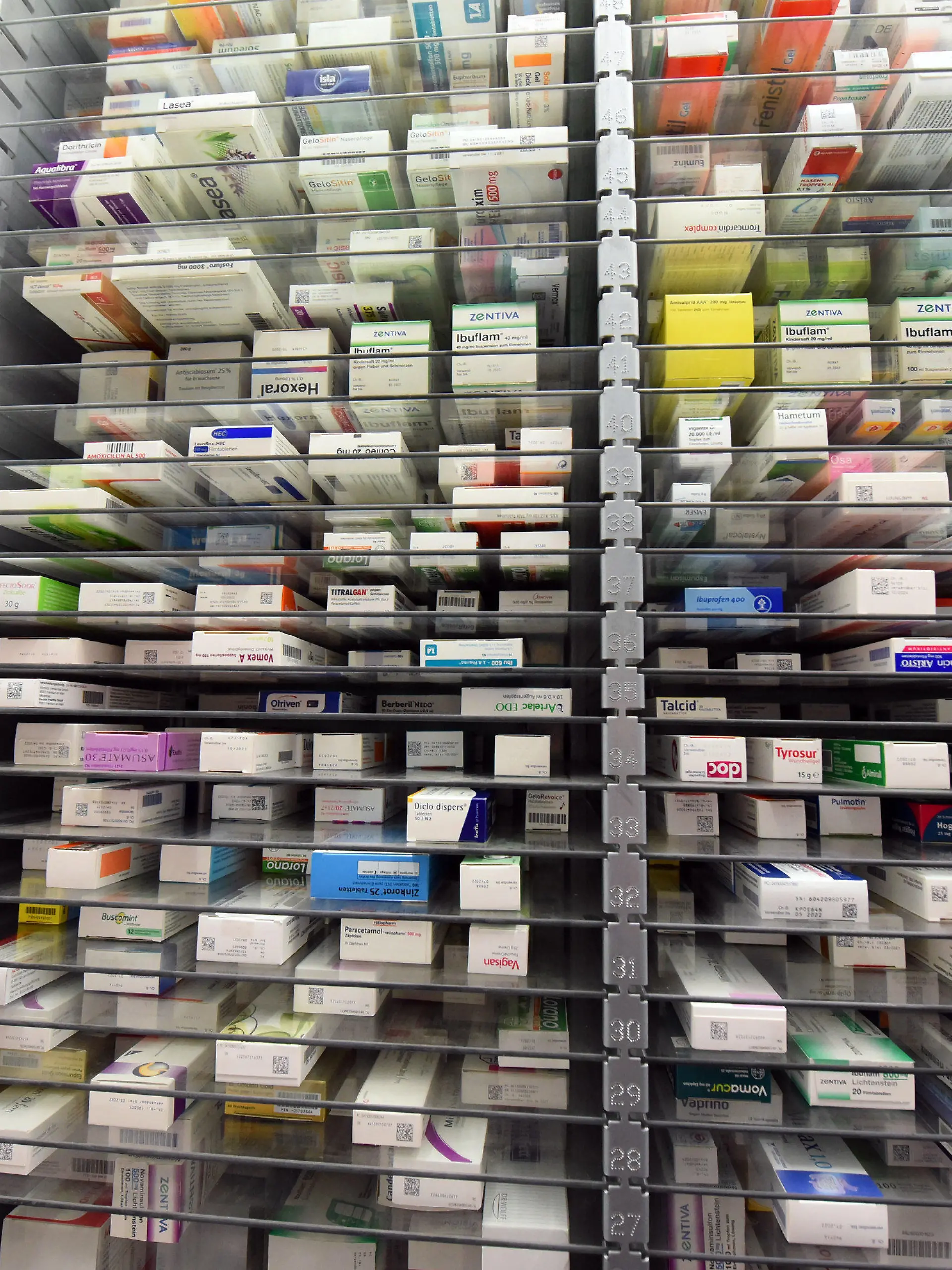 ILLUSTRATION - 06.03.2020, Sachsen, Leipzig: Medikamente liegen im Lager einer Apotheke. Viele Medikamente wie etwa Fiebersäfte für Kinder oder Hustenblocker sind in Berliner Apotheken im April nach wie vor schwer zu bekommen.     (zu dpa «Berliner Apotheker-Verein: Viele Medikamente nach wie vor knapp») Foto: Waltraud Grubitzsch/dpa +++ dpa-Bildfunk +++