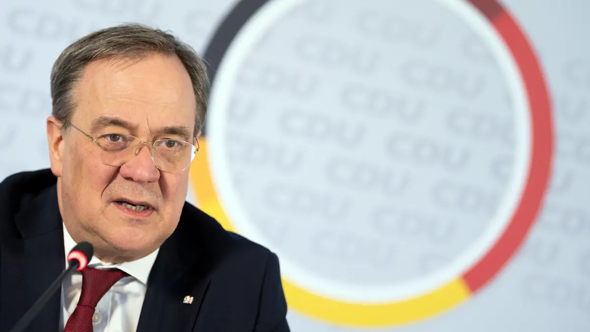 01.04.2021, Nordrhein-Westfalen, Düsseldorf: Armin Laschet, CDU-Bundesvorsitzender und Ministerpräsident von Nordrhein-Westfalen, spricht während eines DPA-Interviews in der Landeszentrale der CDU in NRW. (zu dpa: "Laschet will schnelle Entscheidung über Kanzlerkandidatur") Foto: Federico Gambarini/dpa +++ dpa-Bildfunk +++