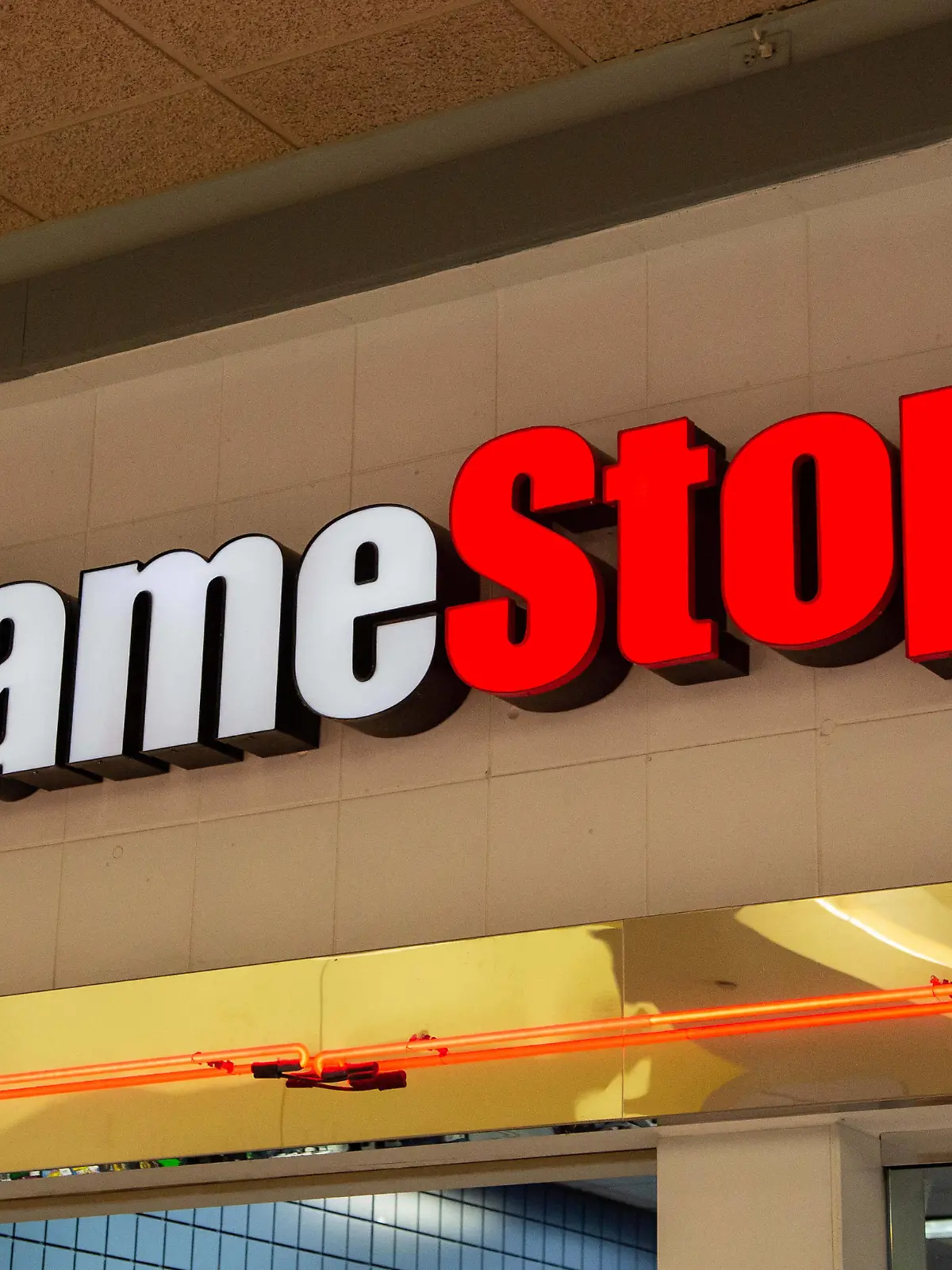  January 27, 2021, Selinsgrove, Pennsylvania, United States: The GameStop sign seen inside the Susquehanna Valley Mall..An online group sent share prices of GameStop GME and AMC Entertainment Holdings Inc. AMC soaring in an attempt to squeeze short sellers. Selinsgrove United States - ZUMAs197 20210127_zaa_s197_071 Copyright: xPaulxWeaverx