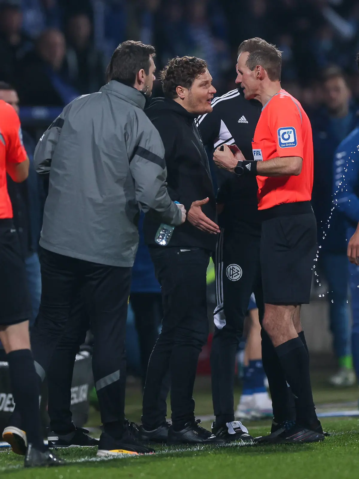 28.04.2023, Fussball, Saison 2022/2023, 1. Bundesliga, 30. Spieltag, VfL Bochum 1848 - Borussia Dortmund, v. l. Cheftrainer Edin Terzic Borussia Dortmund, Schiedsrichter Sascha Stegemann, Bochum Vonovia Ruhrstadion NRW Deutschland xRHR-FOTO/DEx *** 28 04 2023, football, season 2022 2023, 1 Bundesliga, 30 matchday, VfL Bochum 1848 Borussia Dortmund, f l head coach Edin Terzic Borussia Dortmund , referee Sascha Stegemann, Bochum Vonovia Ruhrstadion NRW Germany xRHR PHOTO DEx Copyright: DennisxEwert/RHR-FOTOx RHR-FOTO/DE