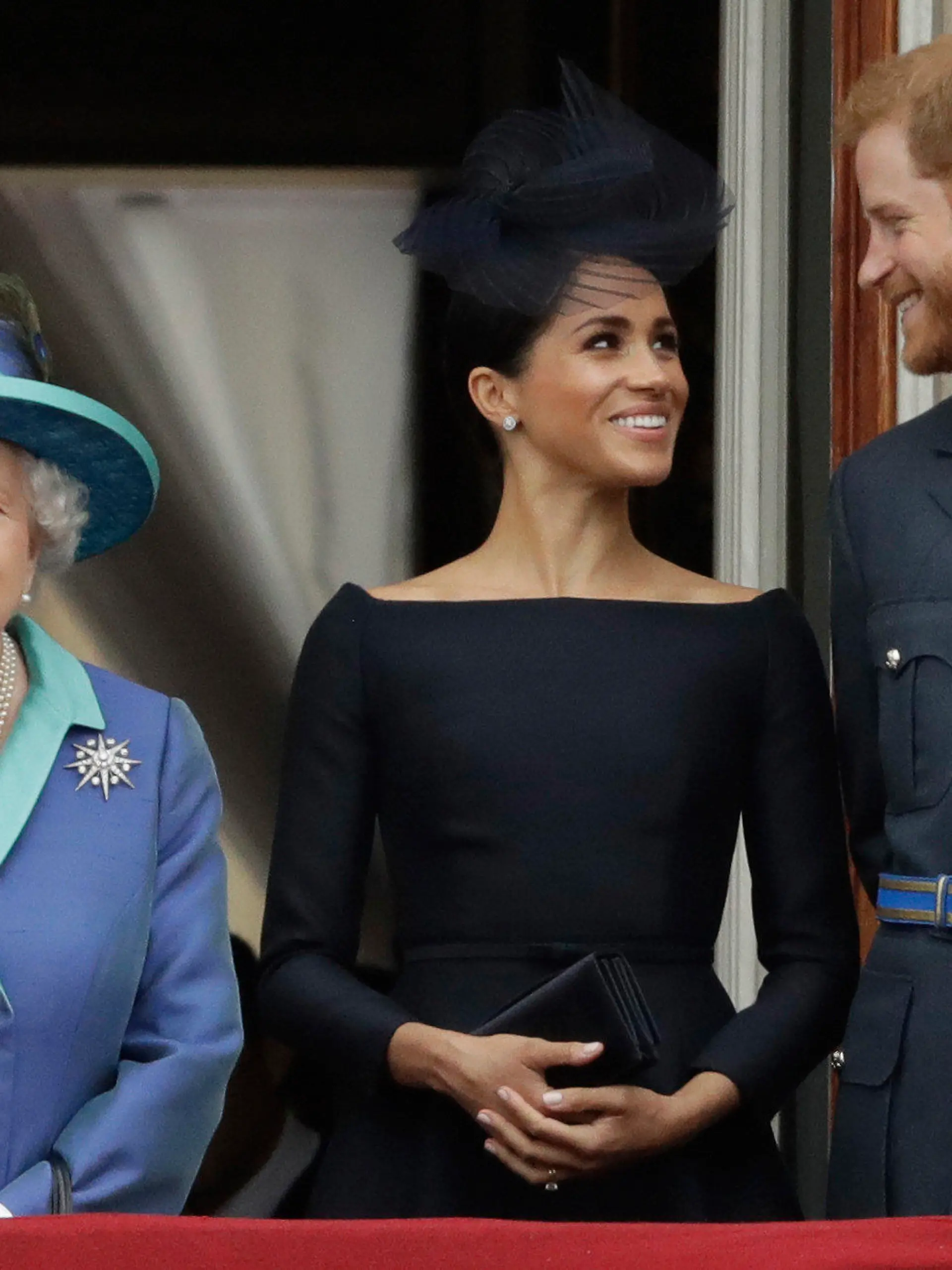 ARCHIV - 10.07.2018, Großbritannien, London: Die britische Königin Elizabeth II., ihr Enkel, Prinz Harry und seine Frau, Herzogin Meghan stehen während einer Flugschau der Royal Air Force auf einem Balkon des Buckingham-Palastes. (zu dpa Bericht: Queen wird Interview von Meghan und Harry nicht gucken) Foto: Matt Dunham/AP/dpa +++ dpa-Bildfunk +++