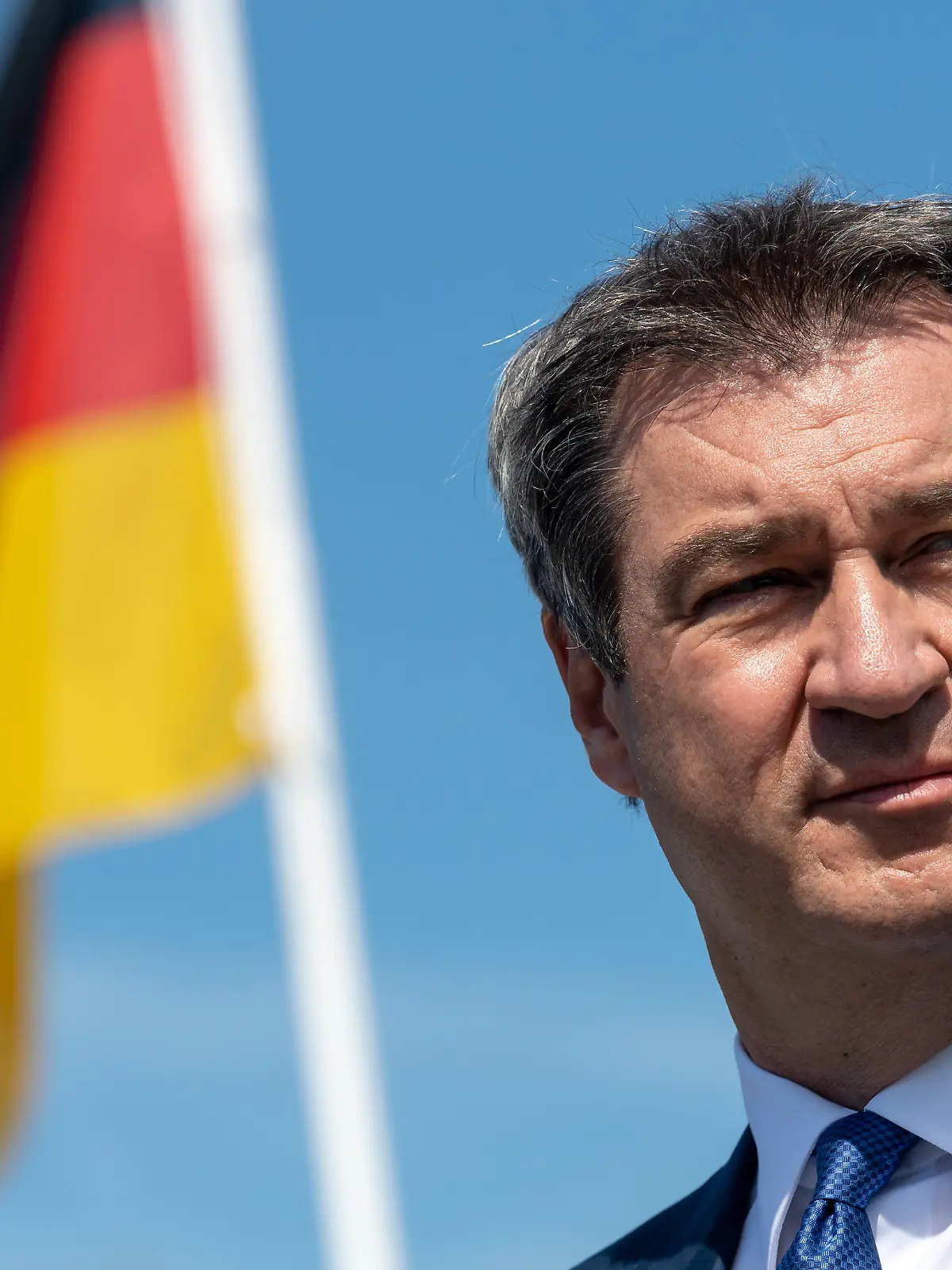 ARCHIV - 14.07.2020, Bayern, Prien a. Chiemsee: Markus Söder (CSU), Ministerpräsident von Bayern, steht vor der Abfahrt mit einem Schiff der Chiemsee-Schifffahrt auf die Insel Herrenchiemsee vor einer deutschen Flagge. (zu dpa: "Mehrere CDU-Bundestagsabgeordnete werben für Kanzlerkandidat Söder") Foto: Peter Kneffel/dpa/Pool/dpa +++ dpa-Bildfunk +++