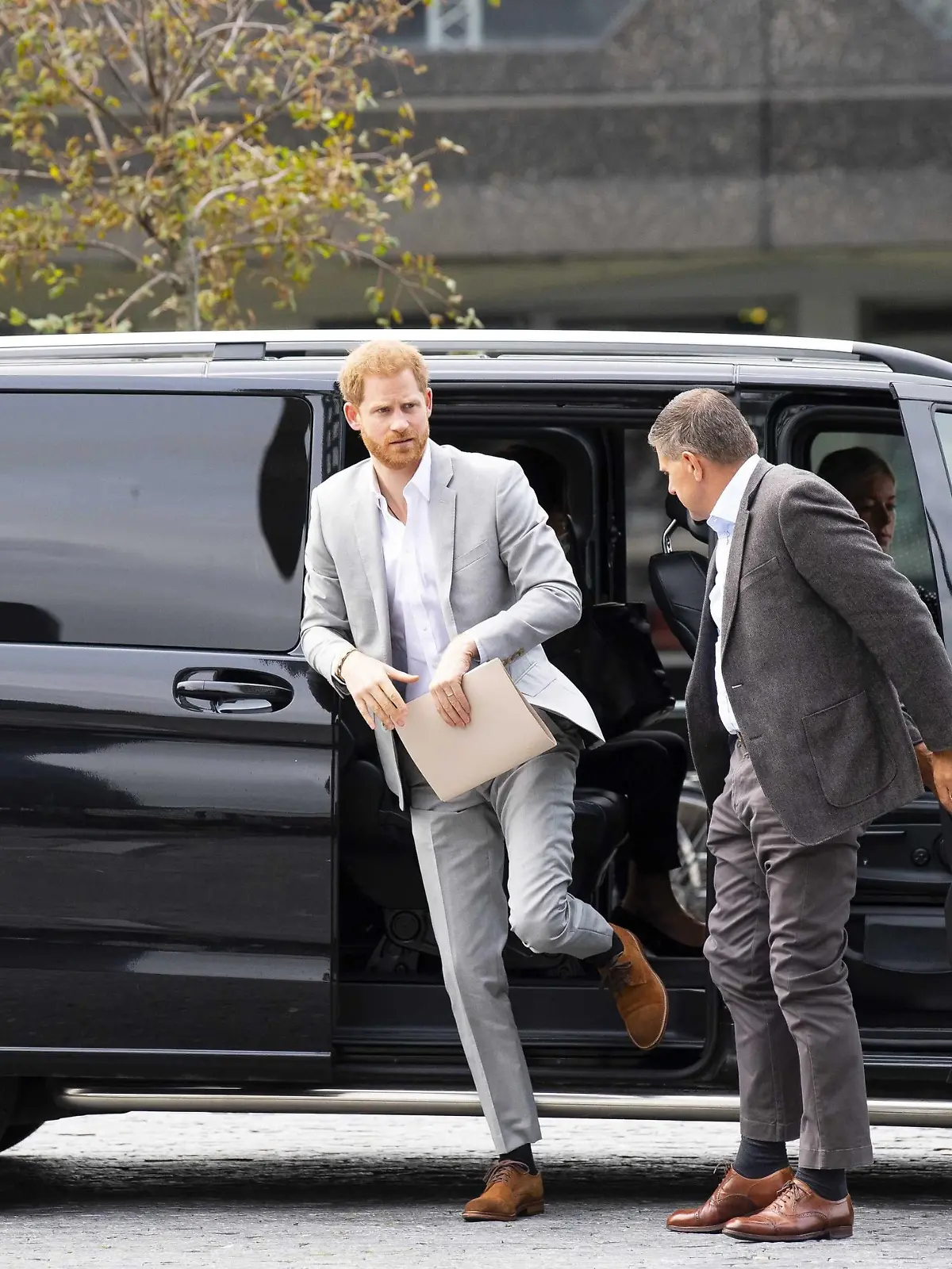 Ob sich Prinz Harry in diesen Minuten auf dem Weg zum Flughafen befindet?
