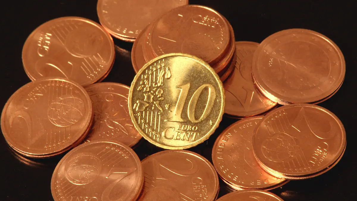 verschiedene Eurocent-Muenzen auf schwarzem Hintergrund, Europa | Euro cent coins on black background, Europe