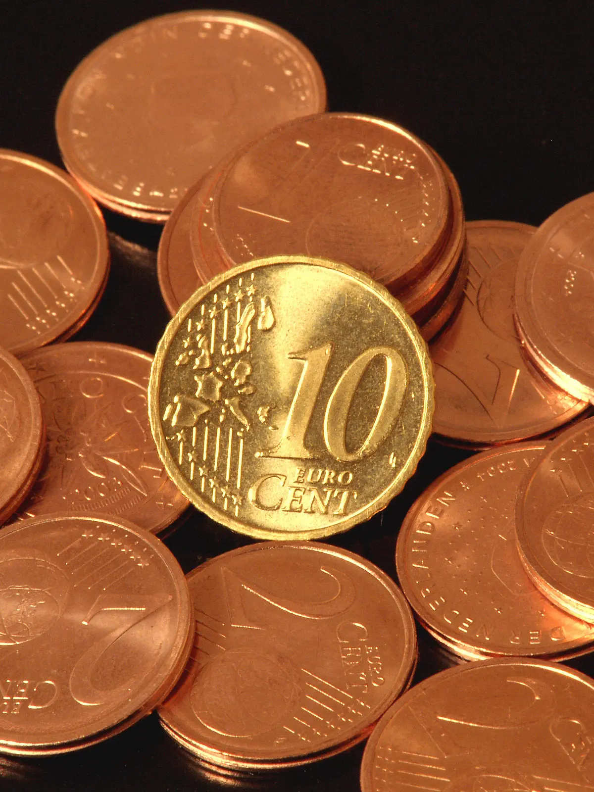 verschiedene Eurocent-Muenzen auf schwarzem Hintergrund, Europa | Euro cent coins on black background, Europe