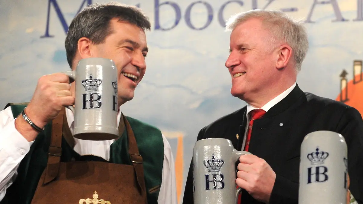 Der bayerische Finanzminister Markus Söder (CSU, l) und der bayerische Ministerpräsident Horst Seehofer (CSU) prosten sich am Mittwoch (02.05.2012) in München (Oberbayern) im Hofbräuhaus zu. Der Maibock-Anstich steht seit einigen Jahren in Konkurrenz zum Starkbier-Anstich auf dem Nockherberg und das Publikum vergleicht die beiden Veranstaltungen. Foto: Tobias Hase dpa/lby  +++(c) dpa - Bildfunk+++