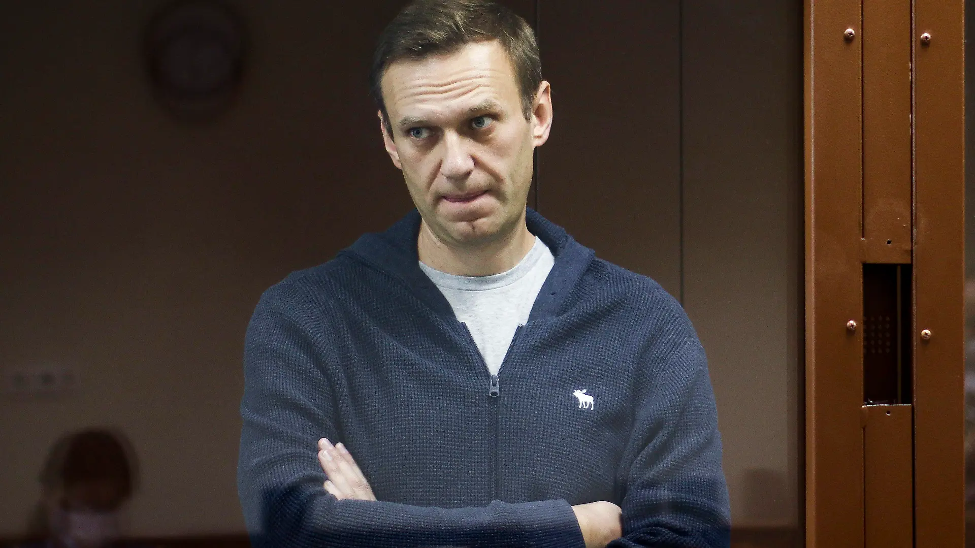 ARCHIV - 12.02.2021, Russland, Moskau: Auf diesem Foto, das vom Bezirksgericht Babuskinsky zur Verfügung gestellt wurde, steht der russische Oppositionspolitiker Alexej Nawalny hinter einer Glasscheibe während einer Anhörung vor dem Bezirksgericht. (zu dpa «Nawalny: Gesundheitszustand im Straflager weiter verschlechtert») Foto: -/Babuskinsky District Court/AP/dpa - ACHTUNG: Nur zur redaktionellen Verwendung im Zusammenhang mit der aktuellen Berichterstattung und nur mit vollständiger Nennung des vorstehenden Credits +++ dpa-Bildfunk +++