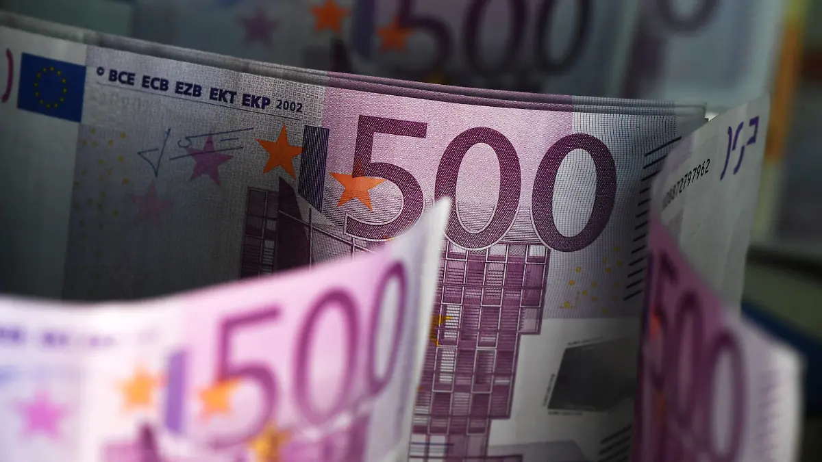 ARCHIV - 11.08.2016, Berlin: 500-Euro-Scheine stehen aufgestellt auf einem Tisch. Zwei Jahre nach dem Ausgabestopp für den 500-Euro-Schein sind noch große Mengen der wertvollsten Euro-Banknote im Umlauf. (zu dpa «Noch immer große Mengen 500-Euro-Scheine im Umlauf») Foto: Jens Kalaene/dpa-Zentralbild/dpa +++ dpa-Bildfunk +++