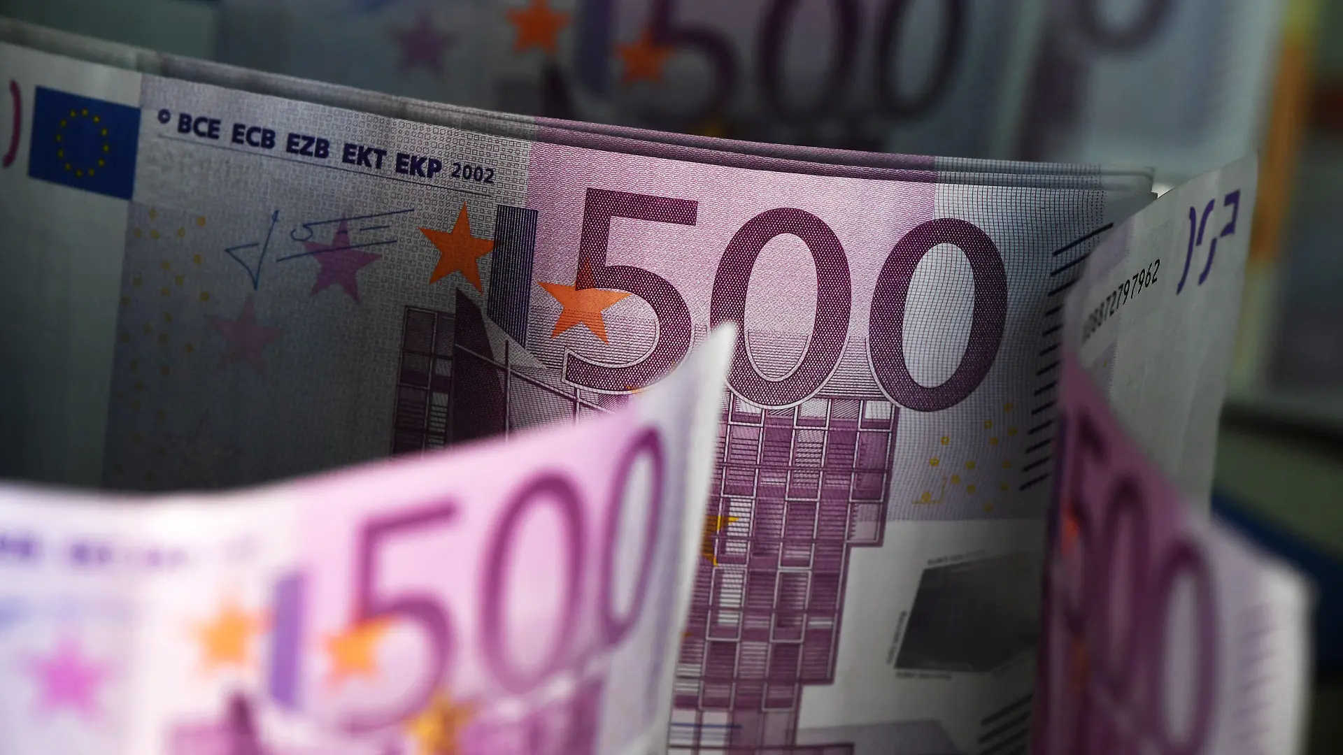 ARCHIV - 11.08.2016, Berlin: 500-Euro-Scheine stehen aufgestellt auf einem Tisch. Zwei Jahre nach dem Ausgabestopp für den 500-Euro-Schein sind noch große Mengen der wertvollsten Euro-Banknote im Umlauf. (zu dpa «Noch immer große Mengen 500-Euro-Scheine im Umlauf») Foto: Jens Kalaene/dpa-Zentralbild/dpa +++ dpa-Bildfunk +++