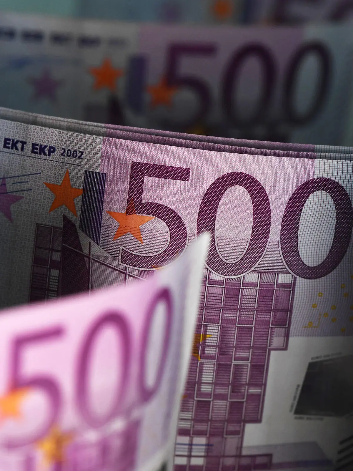 ARCHIV - 11.08.2016, Berlin: 500-Euro-Scheine stehen aufgestellt auf einem Tisch. Zwei Jahre nach dem Ausgabestopp für den 500-Euro-Schein sind noch große Mengen der wertvollsten Euro-Banknote im Umlauf. (zu dpa «Noch immer große Mengen 500-Euro-Scheine im Umlauf») Foto: Jens Kalaene/dpa-Zentralbild/dpa +++ dpa-Bildfunk +++