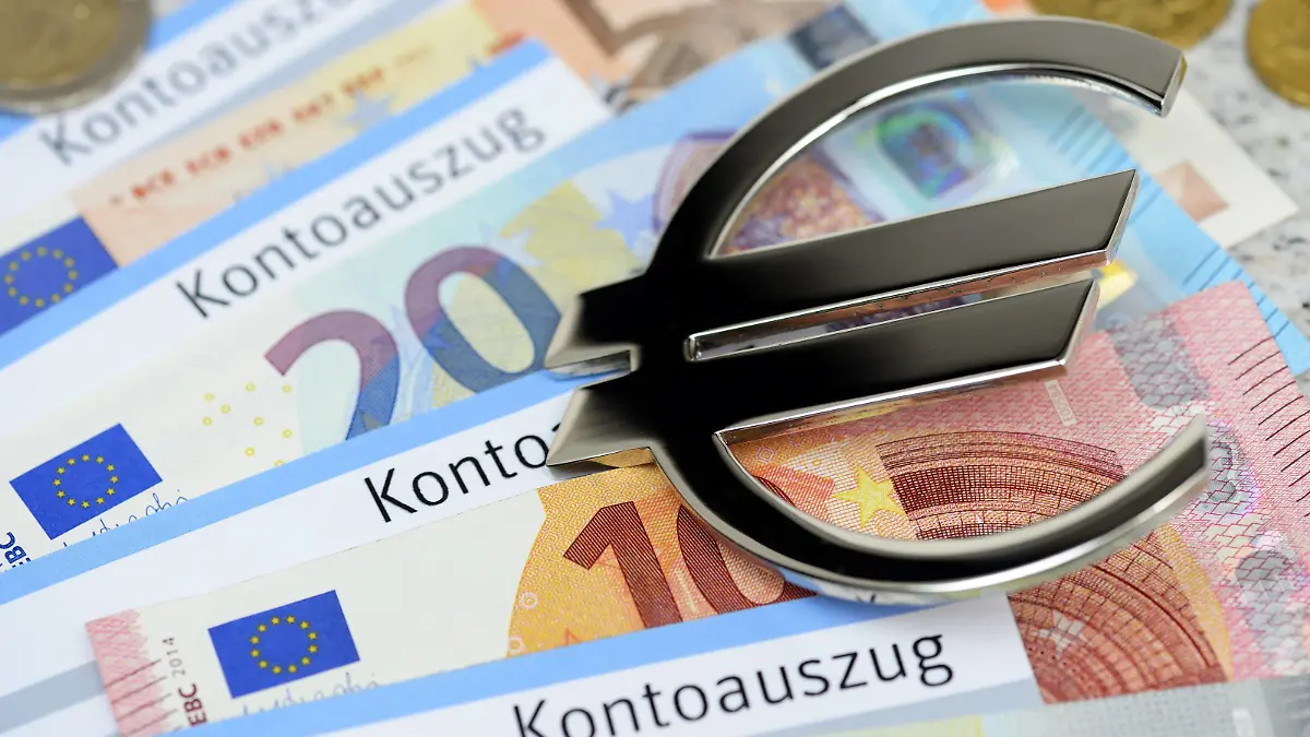 Kontoauszüge und Geldscheine mit Eurozeichen, kostenpflichtiges Girokonto  