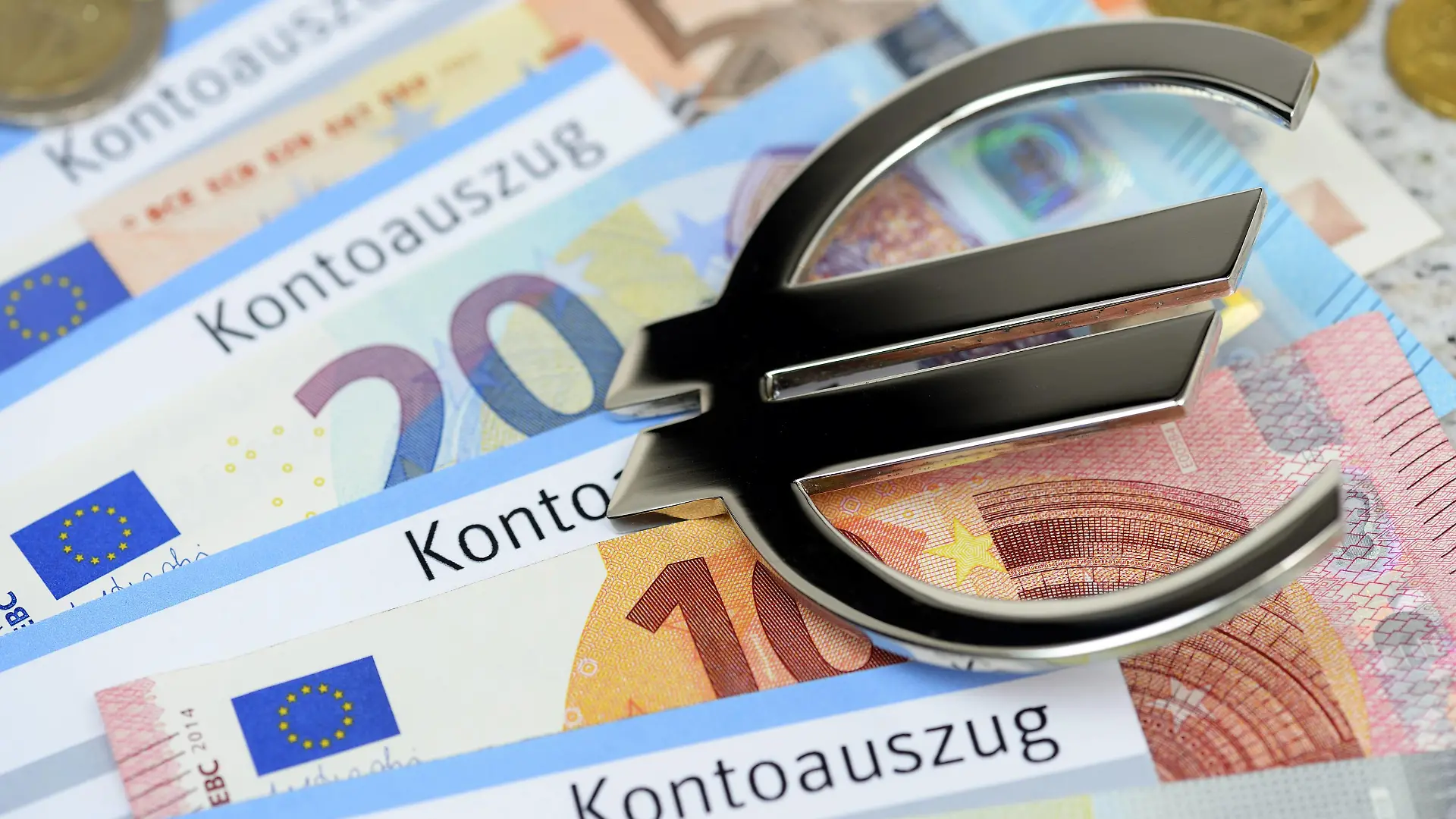 Kontoauszüge und Geldscheine mit Eurozeichen, kostenpflichtiges Girokonto