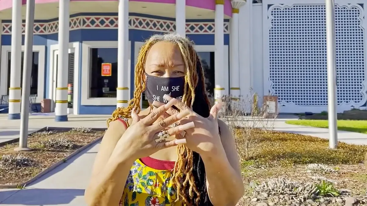 Ayanna Williams aus Houston, Texas, mit gekürzten Fingernägeln.