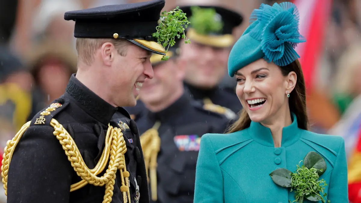 dpatopbilder - 17.03.2023, Großbritannien, Aldershot: William und Kate, der Prinz und die Prinzessin von Wales, lachen bei ihrer Ankunft zur St. Patrick's Day Parade in der Mons-Kaserne. Die Prinzessin von Wales nahm an der Parade zum ersten Mal als Oberst des Regiments teil und trat damit die Nachfolge des scheidenden Obersts, des Prinzen von Wales, an. Foto: Chris Jackson/Pool Getty Images/AP/dpa +++ dpa-Bildfunk +++
