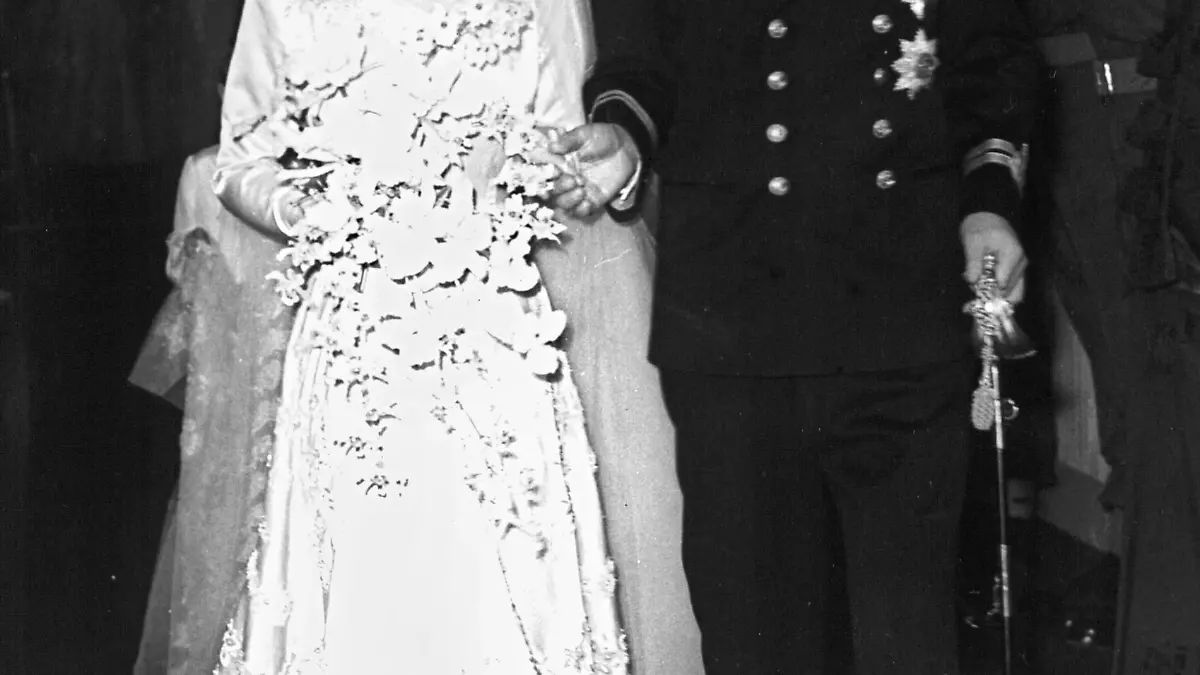 ARCHIV - Die damalige Prinzessin Elizabeth und ihr Mann Philip Mountbatten verlassen nach ihrer Trauung am 20.11.1947 Westminster Abbey in London kurz nach ihrer Trauung am 20.11.1947. Das Paar feiert am 20.11.2012 seinen 65. Hochzeitstag. Foto: dpa (zu dpa-Korr "Die Ehe des Jahrhunderts - Queen und Philip feiern Eiserne Hochzeit" vom 19.11.2012) - s/w - +++(c) dpa - Bildfunk+++