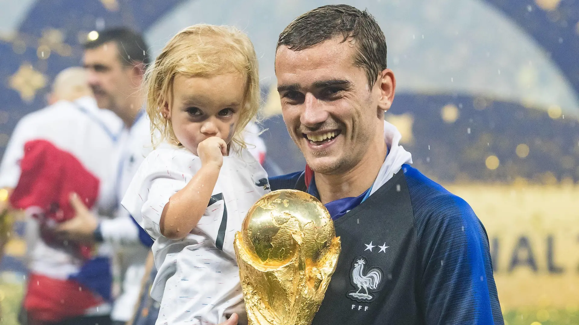 Antoine Griezmann of France with daughter and the World Cup during the 2018 FIFA World Cup WM Weltmeisterschaft Fussball Russia Final match between France and Croatia at the Luzhniki Stadium, Moscow, Russia on 15 July 2018. PUBLICATIONxNOTxINxUK Copyright: xPeterxDovganx 20410043