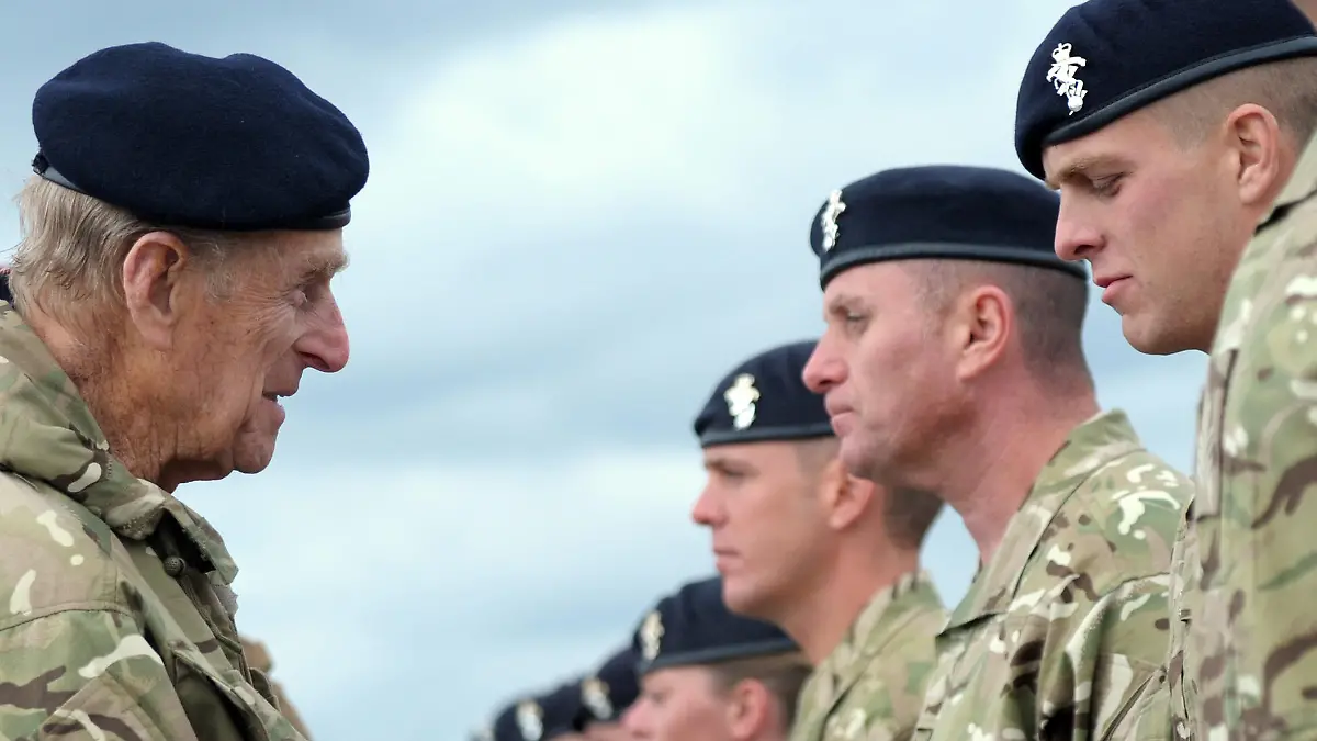 Prinz Philip, Herzog von Edinburgh (l), kommt am Dienstag (24.04.2012) in die Barker Kaserne in Paderborn und verleiht Orden an britische Soldaten. 287 Soldaten des 3 Close Support Battalion REME (Royal Electrical and Mechanical Engineers) sind für ihren siebenmonatigen Afghanistan-Einsatz vom Prinzgemahl der britischen Königin ausgezeichnet worden. Foto: Caroline Seidel dpa/lnw