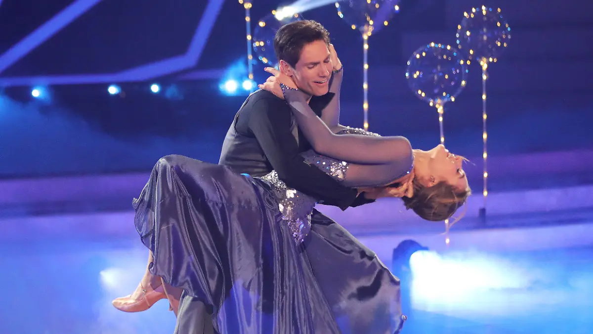 26.03.2021, Nordrhein-Westfalen, Köln: Moderatorin Lola Weippert und Profitänzer Christian Polanc tanzen bei der RTL-Tanzshow "Let's Dance". Foto: Joshua Sammer/Getty Images Europe-Pool/dpa +++ dpa-Bildfunk +++