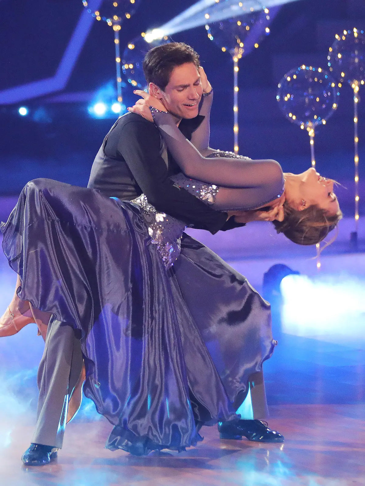 26.03.2021, Nordrhein-Westfalen, Köln: Moderatorin Lola Weippert und Profitänzer Christian Polanc tanzen bei der RTL-Tanzshow "Let's Dance". Foto: Joshua Sammer/Getty Images Europe-Pool/dpa +++ dpa-Bildfunk +++
