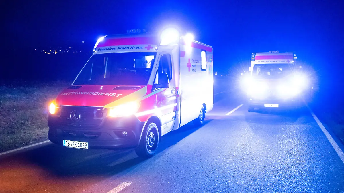  2 Kinder nach Unfall unter Alkoholeinfluss im Krankenhaus: Verkehrsunfall mit drei beteiligten Fahrzeugen bei Ditzingen 2 Kinder nach Verkehrsunfall unter Alkoholeinfluss mit drei Fahrzeugen und mehreren Verletzen vorsorglich im KrankenhausBaden-Württemberg, Ditzingen, Deutschland *** 2 children in hospital after accident under the influence of alcohol Traffic accident with three vehicles involved near Ditzingen 2 children in hospital as a precaution after traffic accident under the influence of alcohol with three vehicles and several injuriesBaden Württemberg, Ditzingen, Germany Copyright: 7aktuell.dex xNR