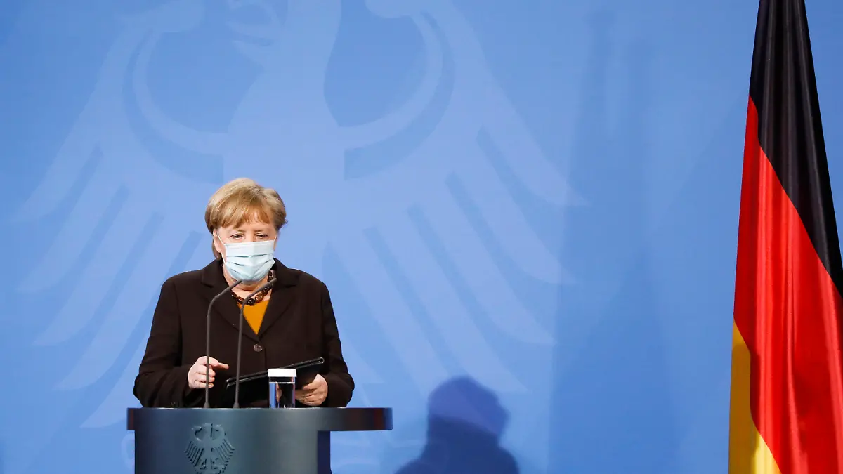 30.03.2021, Berlin: Bundeskanzlerin Angela Merkel (CDU) kommt mit Mund-Nasen-Bedeckung zu einer Pressekonferenz über die weitere Verwendung des Impfstoffs von AstraZeneca spricht, nachdem der Gesundheitsminister Spahn (CDU) und sie kurzfristig mit den Ministerpräsidenten der Länder online darüber beraten haben. Foto: Markus Schreiber/AP POOL/dpa +++ dpa-Bildfunk +++