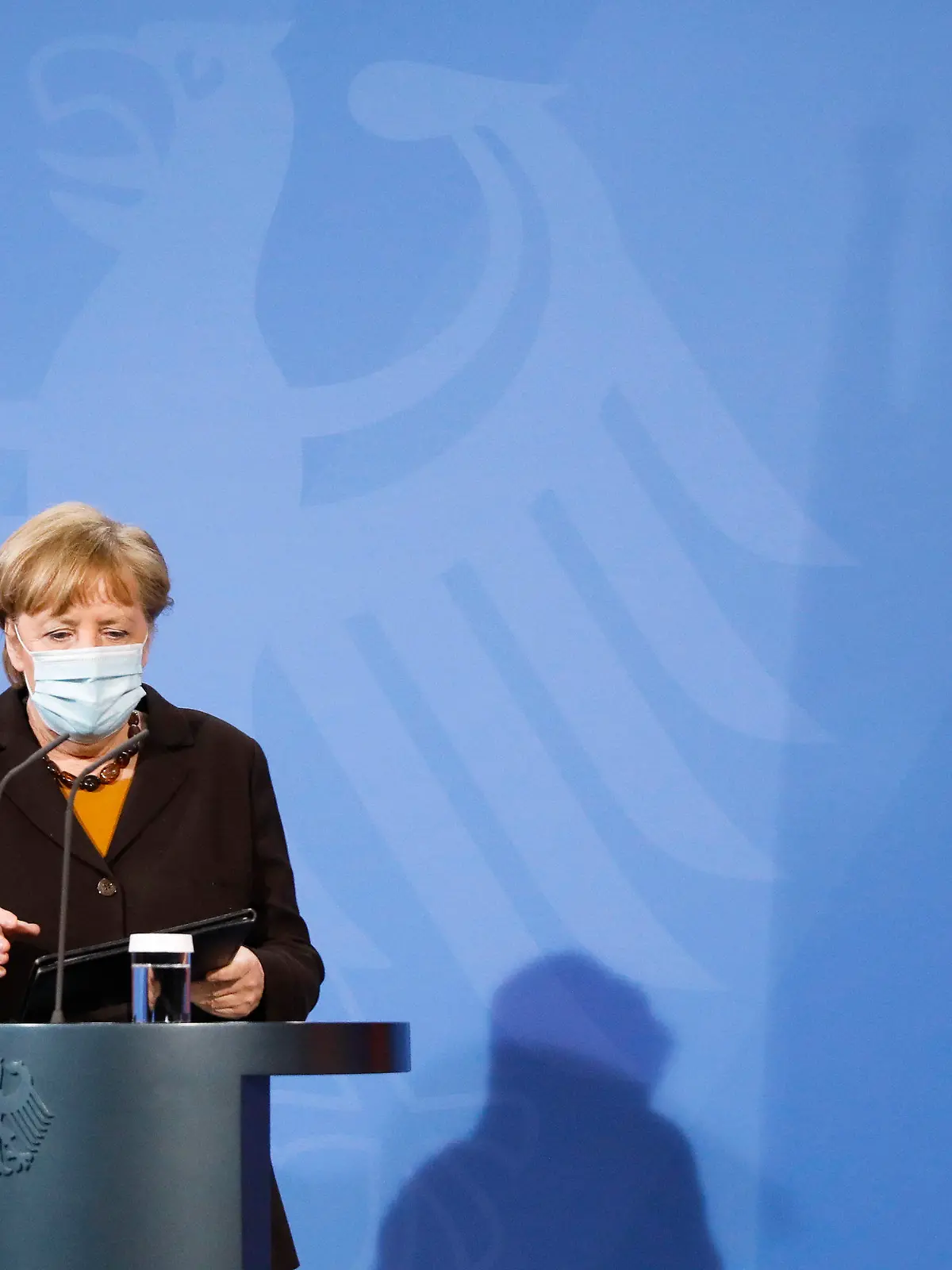 30.03.2021, Berlin: Bundeskanzlerin Angela Merkel (CDU) kommt mit Mund-Nasen-Bedeckung zu einer Pressekonferenz über die weitere Verwendung des Impfstoffs von AstraZeneca spricht, nachdem der Gesundheitsminister Spahn (CDU) und sie kurzfristig mit den Ministerpräsidenten der Länder online darüber beraten haben. Foto: Markus Schreiber/AP POOL/dpa +++ dpa-Bildfunk +++