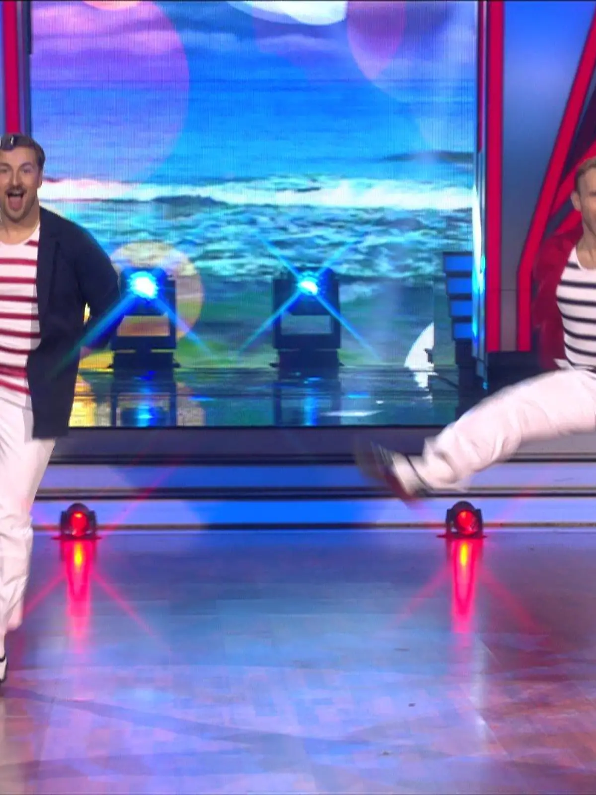 Nicolas Puschmann und Vadim Garbuzov tanzen einen Mega-Charleston.