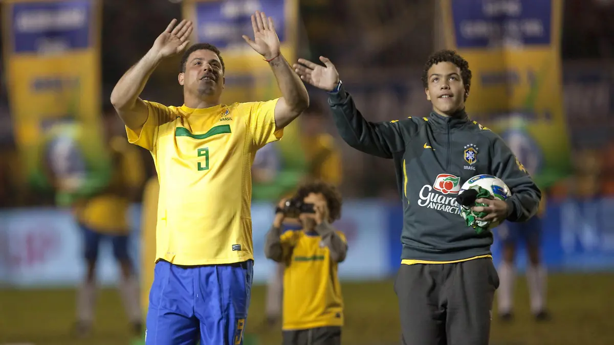 Ronaldo Nazario bedankt sich nach Abschiedsspiel bei seinen Fans (2011)