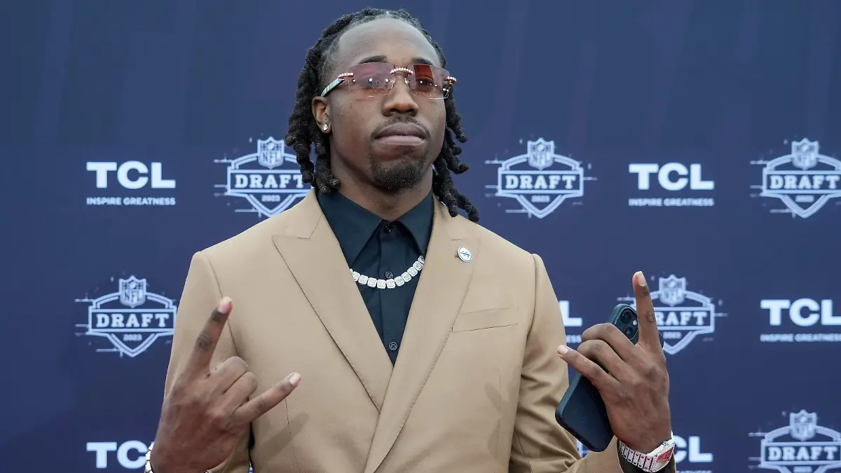 NFL, American Football Herren, USA NFL Draft Red Carpet Apr 27, 2023 Kansas City, MO, USA Penn State cornerback Joey Porter Jr. poses for a photo on the NFL Draft Red Carpet before the first round of the 2023 NFL Draft at Union Station. Kansas City Union Station MO USA, EDITORIAL USE ONLY PUBLICATIONxINxGERxSUIxAUTxONLY Copyright: xKirbyxLeex 20232704_jwc_al2_064