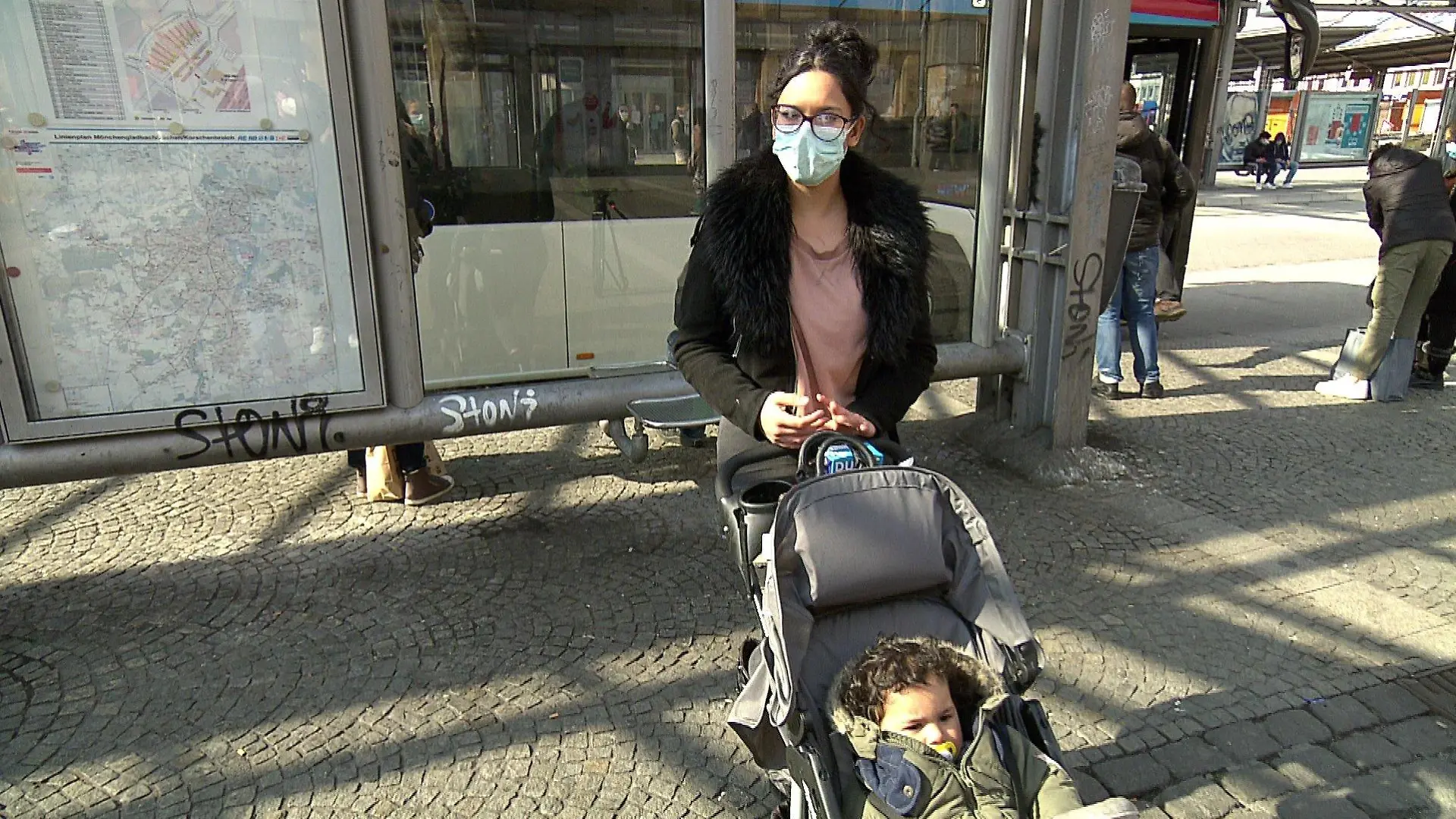 Mutter und Kind im Bahnhof angegriffen
