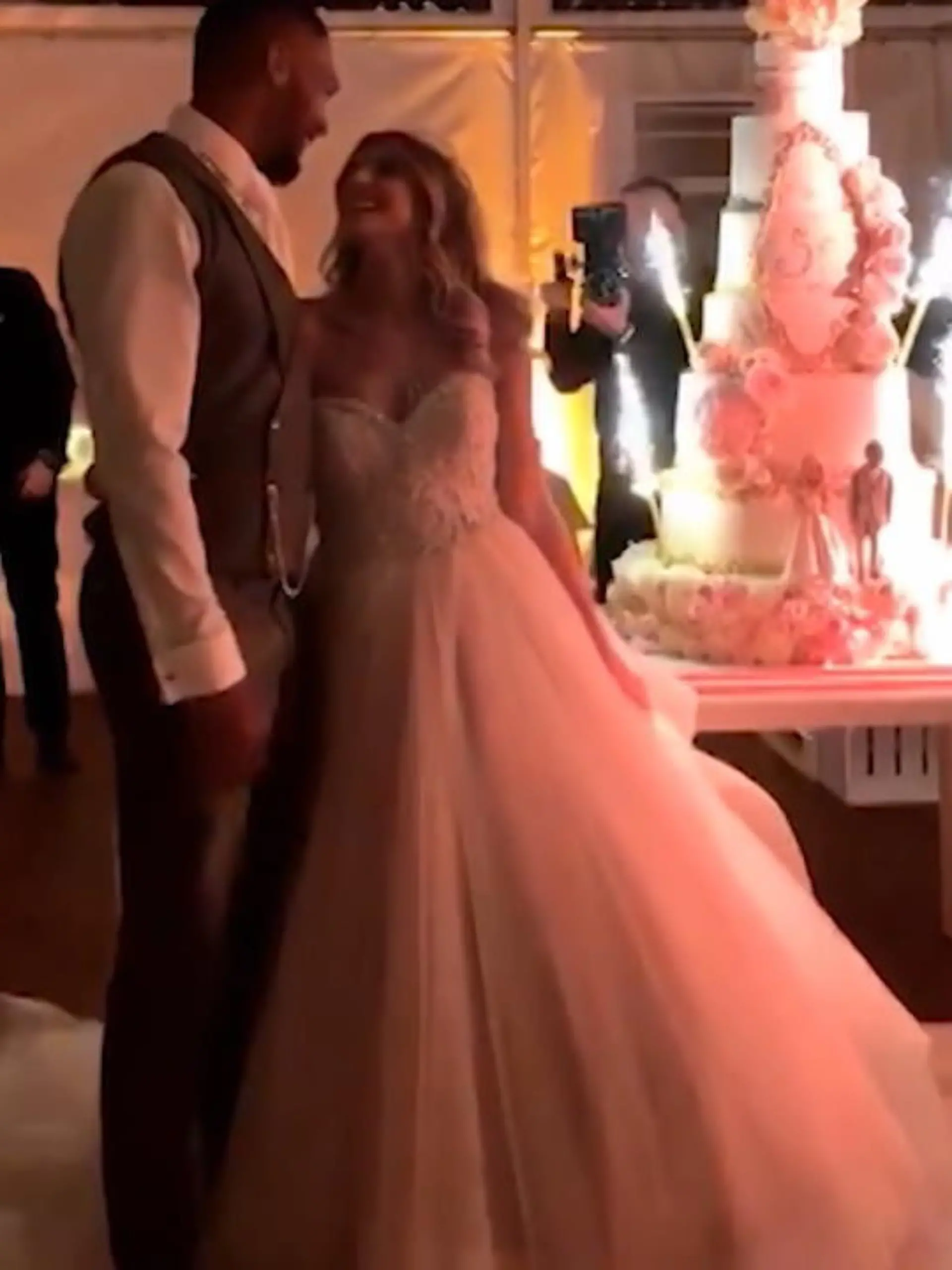 Bild zu: "So schön war die Traumhochzeit von Sarah Harrison"