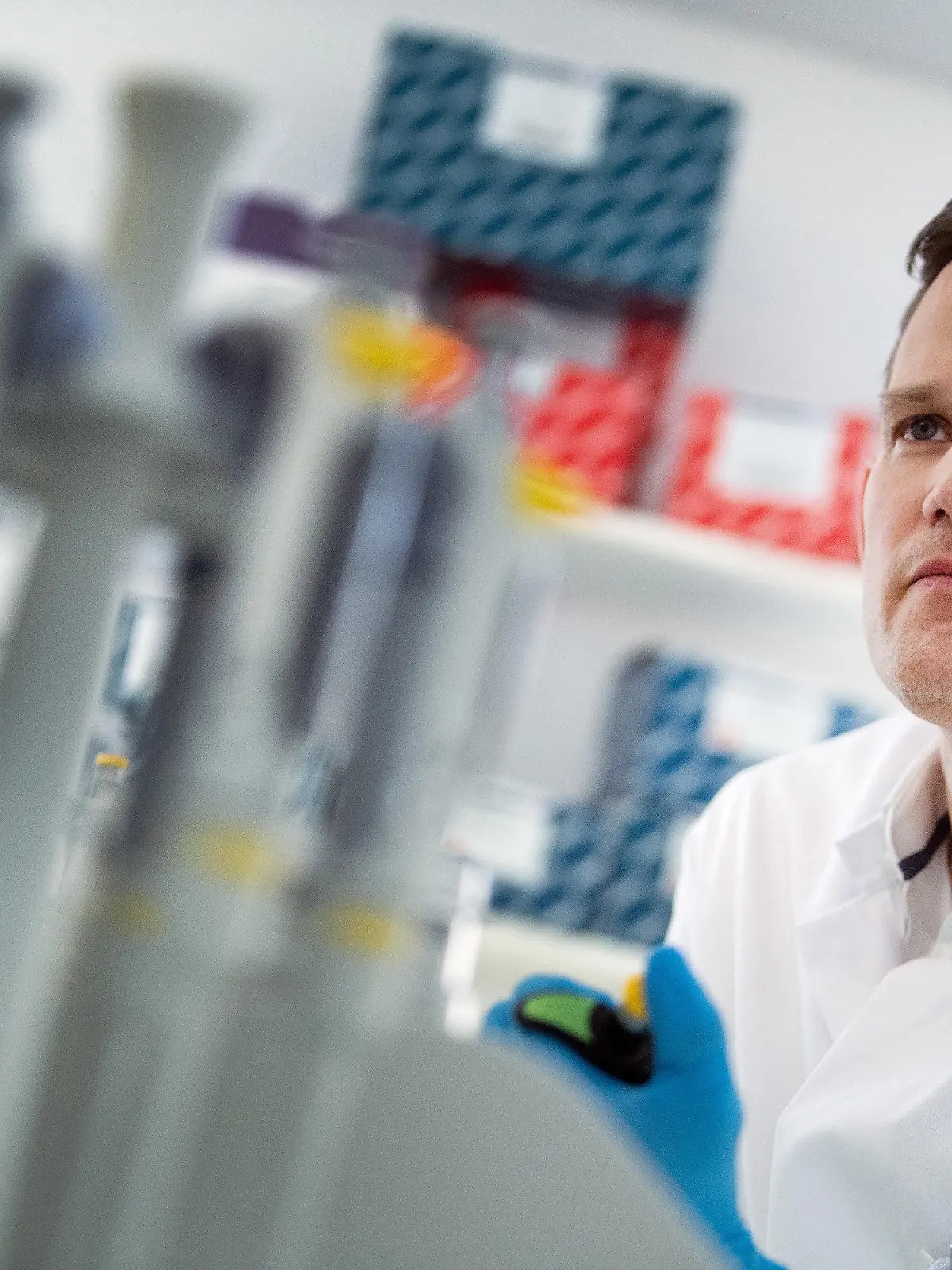 ARCHIV - 30.03.2020, Nordrhein-Westfalen, Bonn: Hendrik Streeck, Direktor des Institut für Virologie an der Uniklinik in Bonn, steht in einem Labor seines Institutes. (zu dpa «Virologe Hendrik Streeck: «Es gibt zu viel Angst»») Foto: Federico Gambarini/dpa +++ dpa-Bildfunk +++